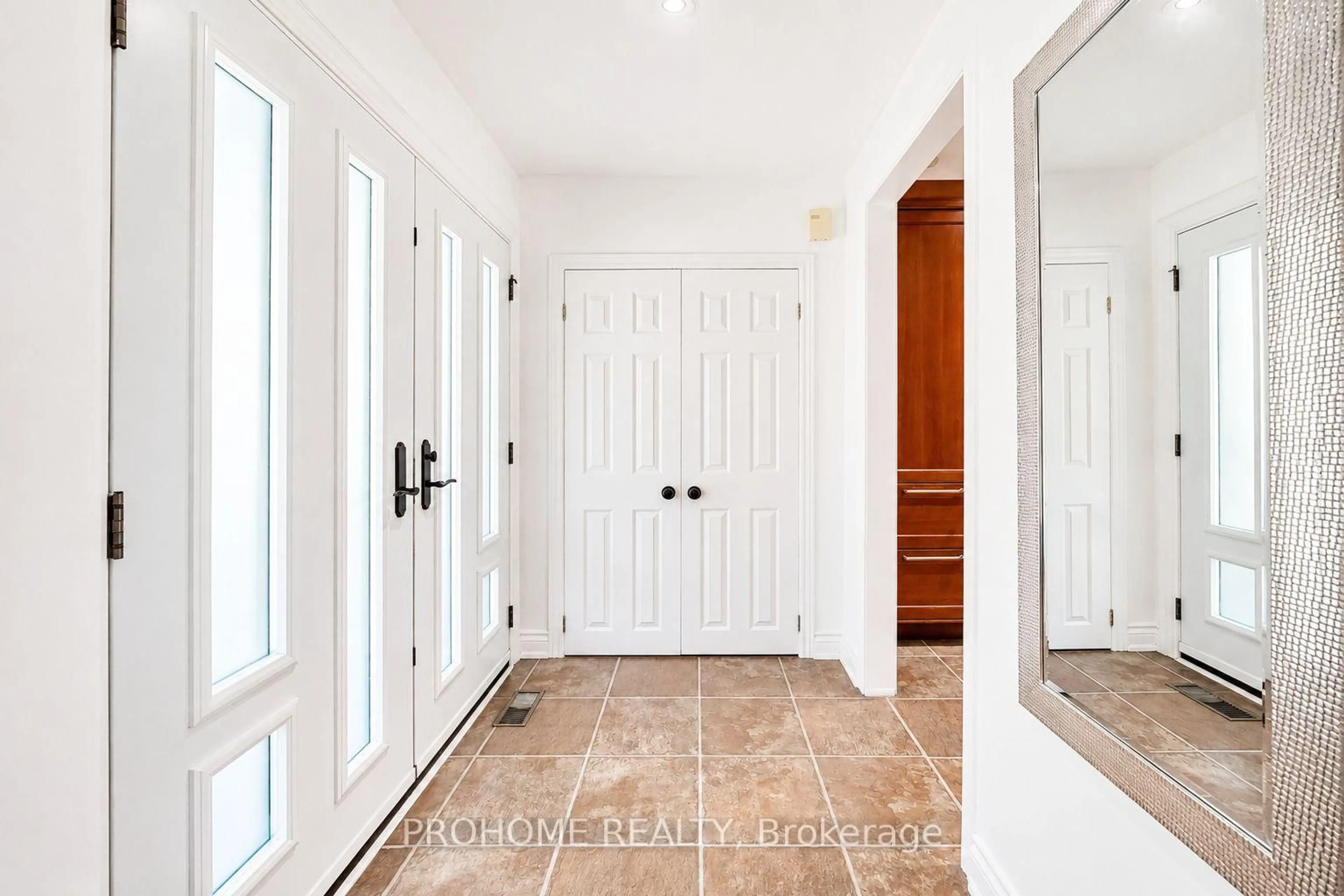 Indoor entryway for 16 Tuscay Crt, Markham Ontario L3R 1V1