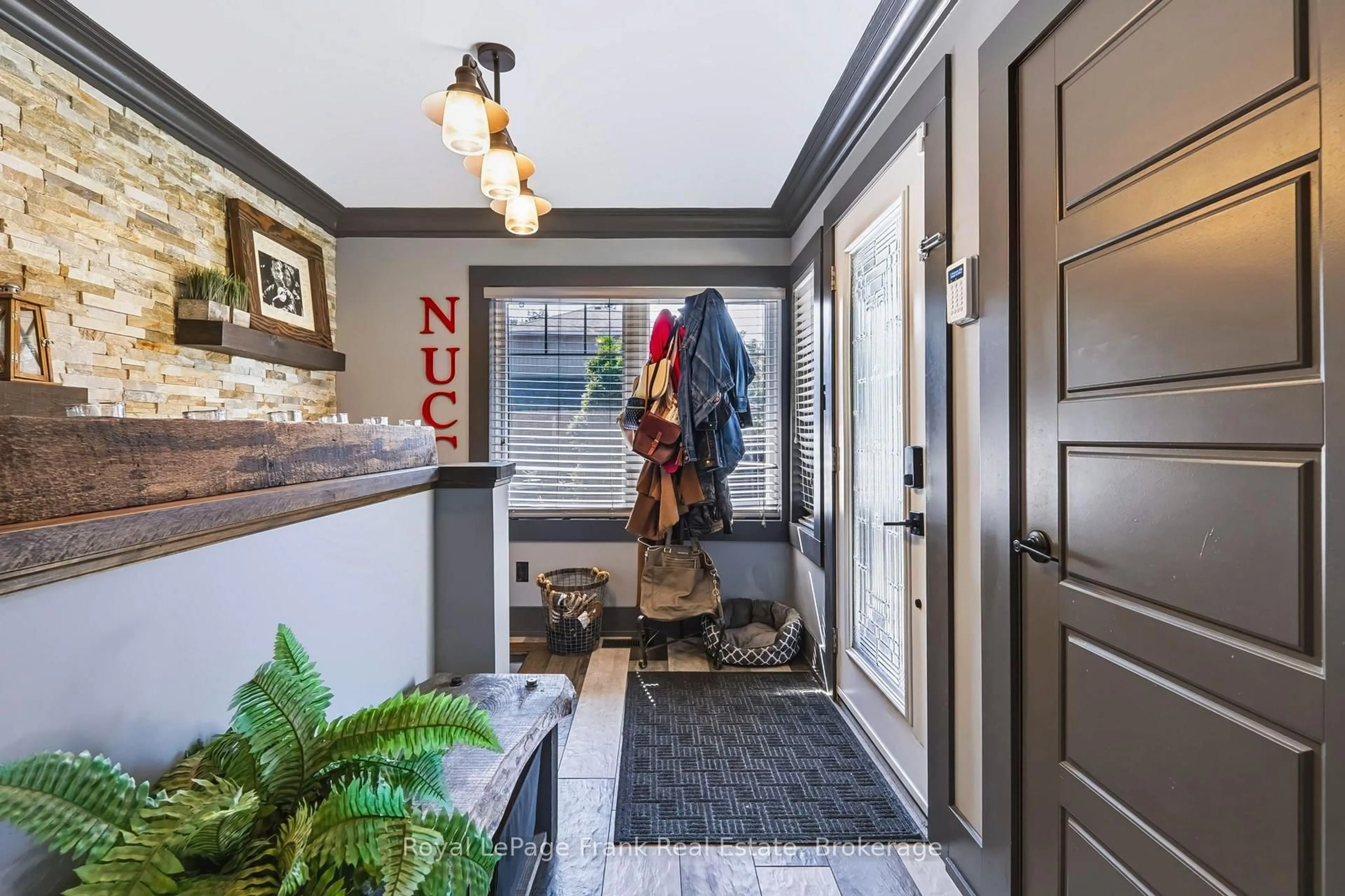 Indoor entryway for 4069 Front St, Uxbridge Ontario L0C 1A0
