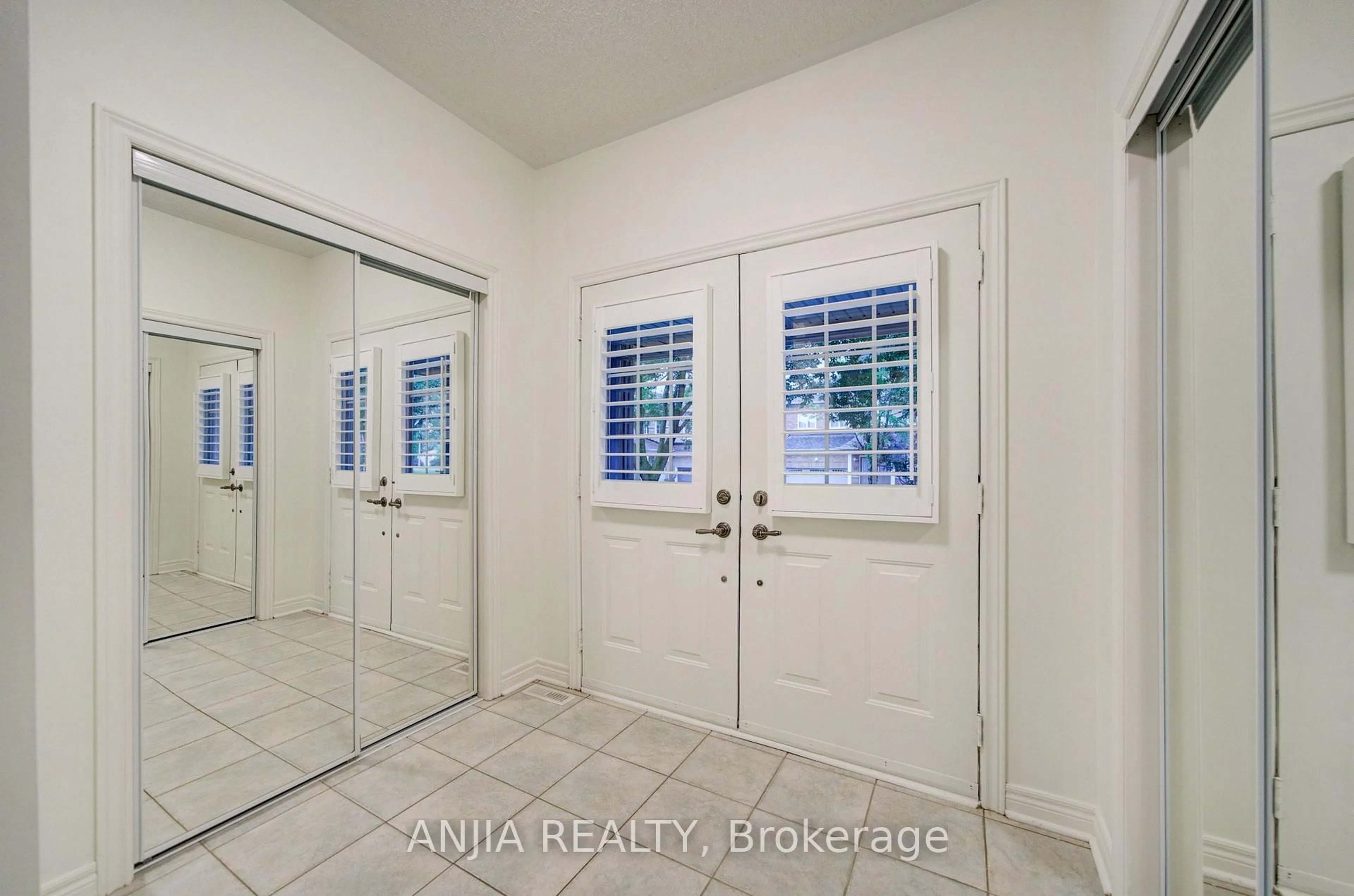 Indoor entryway for 94 Cynthia Jean St, Markham Ontario L6C 2W6