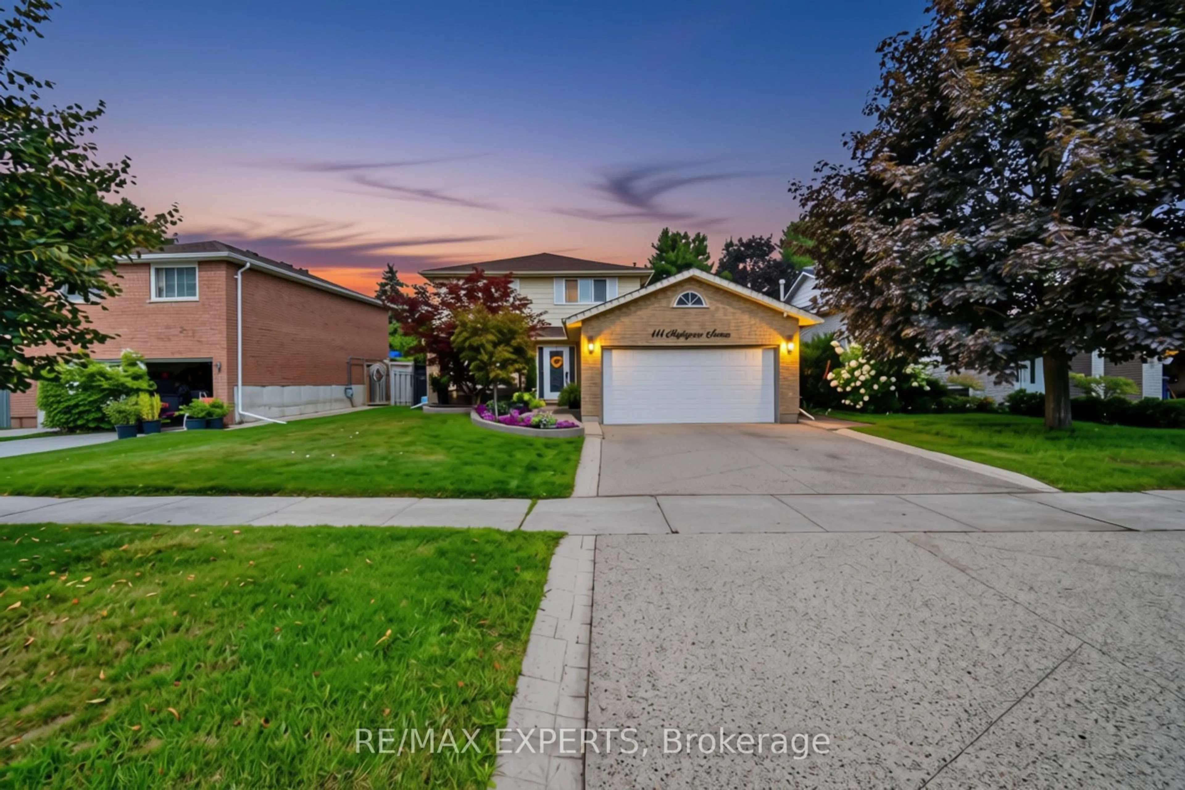 A pic from outside/outdoor area/front of a property/back of a property/a pic from drone, street for 444 Maplegrove Ave, Bradford West Gwillimbury Ontario L3Z 2V6