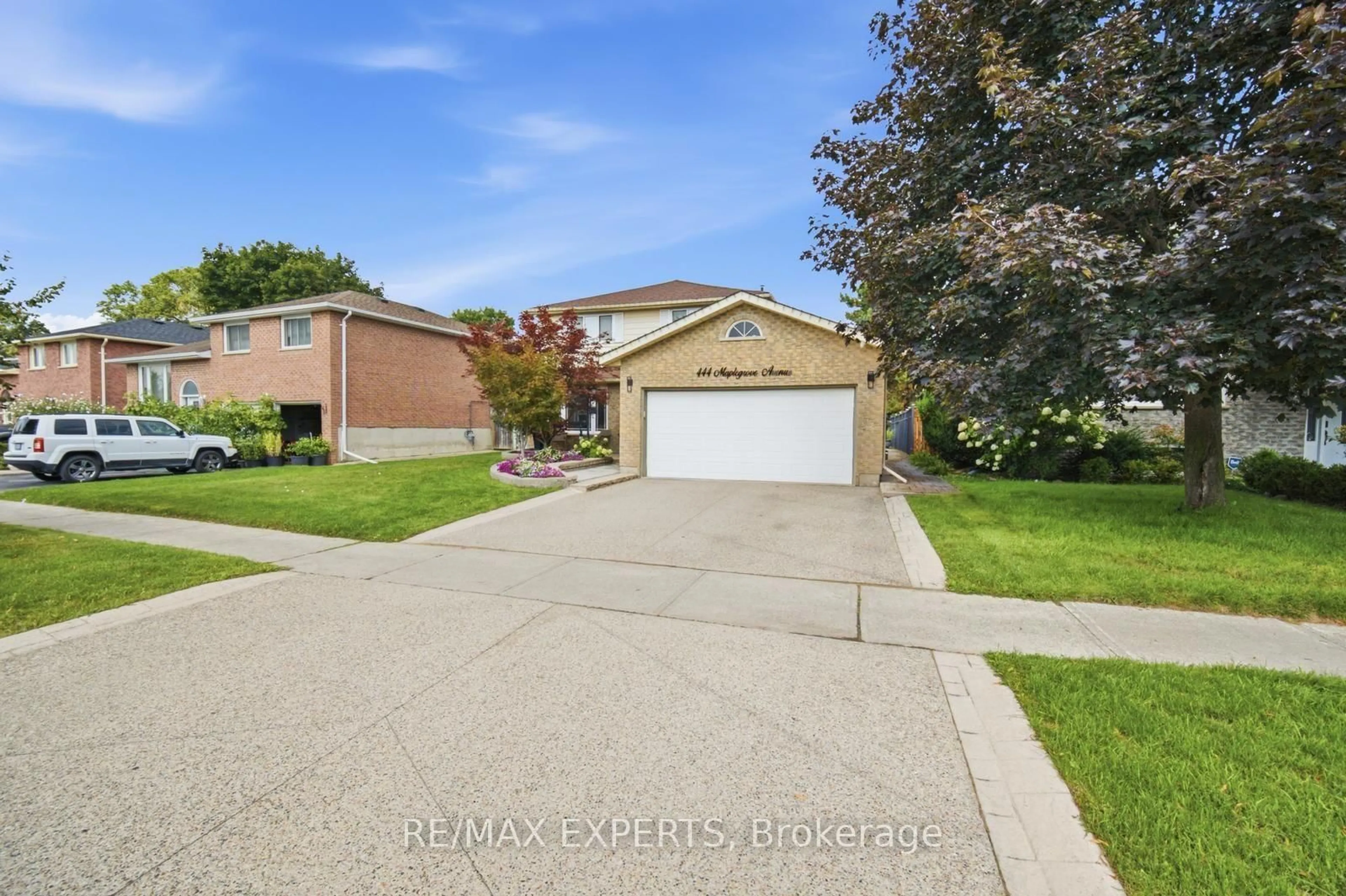 A pic from outside/outdoor area/front of a property/back of a property/a pic from drone, street for 444 Maplegrove Ave, Bradford West Gwillimbury Ontario L3Z 2V6