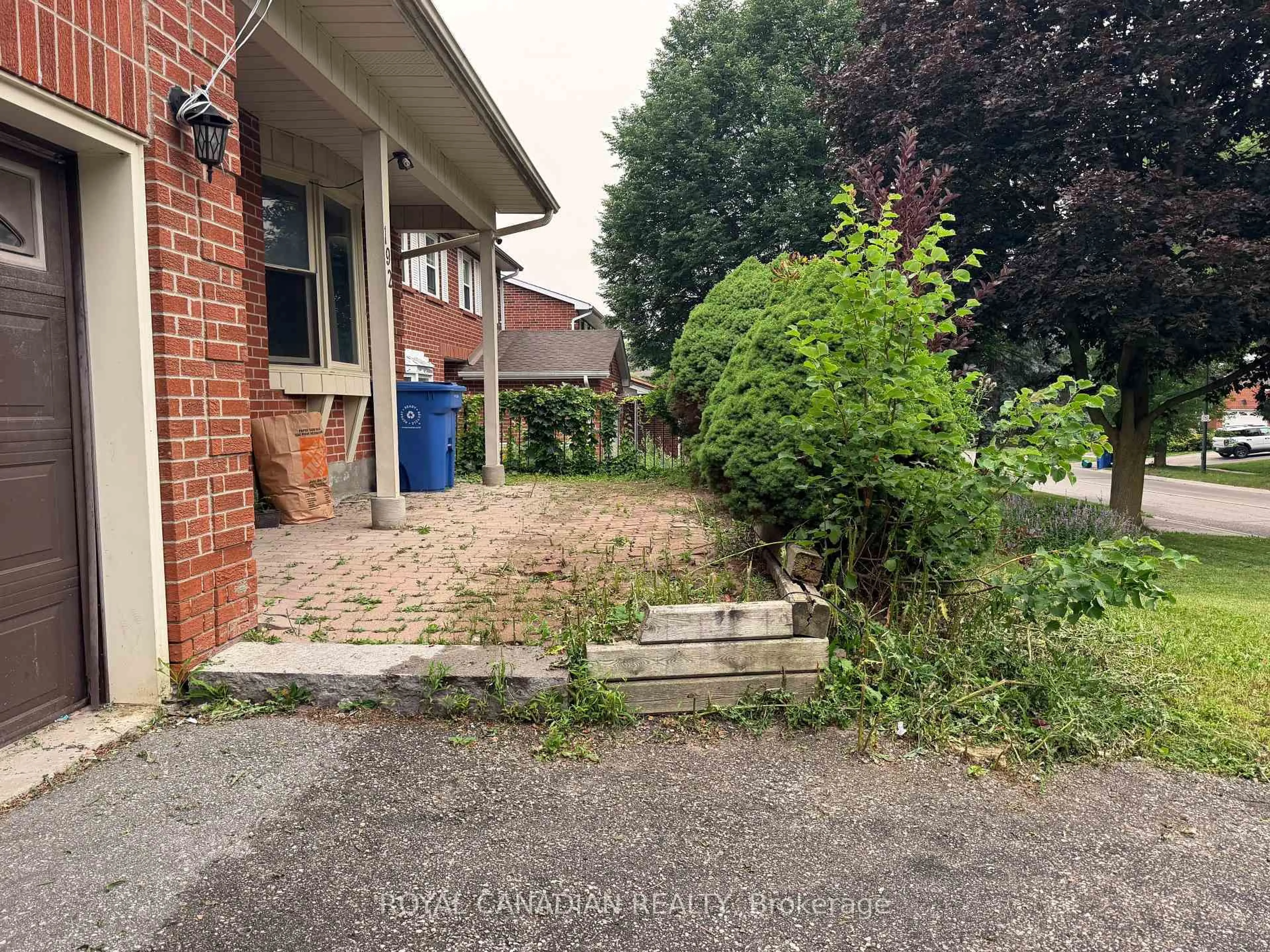 A pic from outside/outdoor area/front of a property/back of a property/a pic from drone, street for 192 Harrison Dr, Newmarket Ontario L3Y 6B9