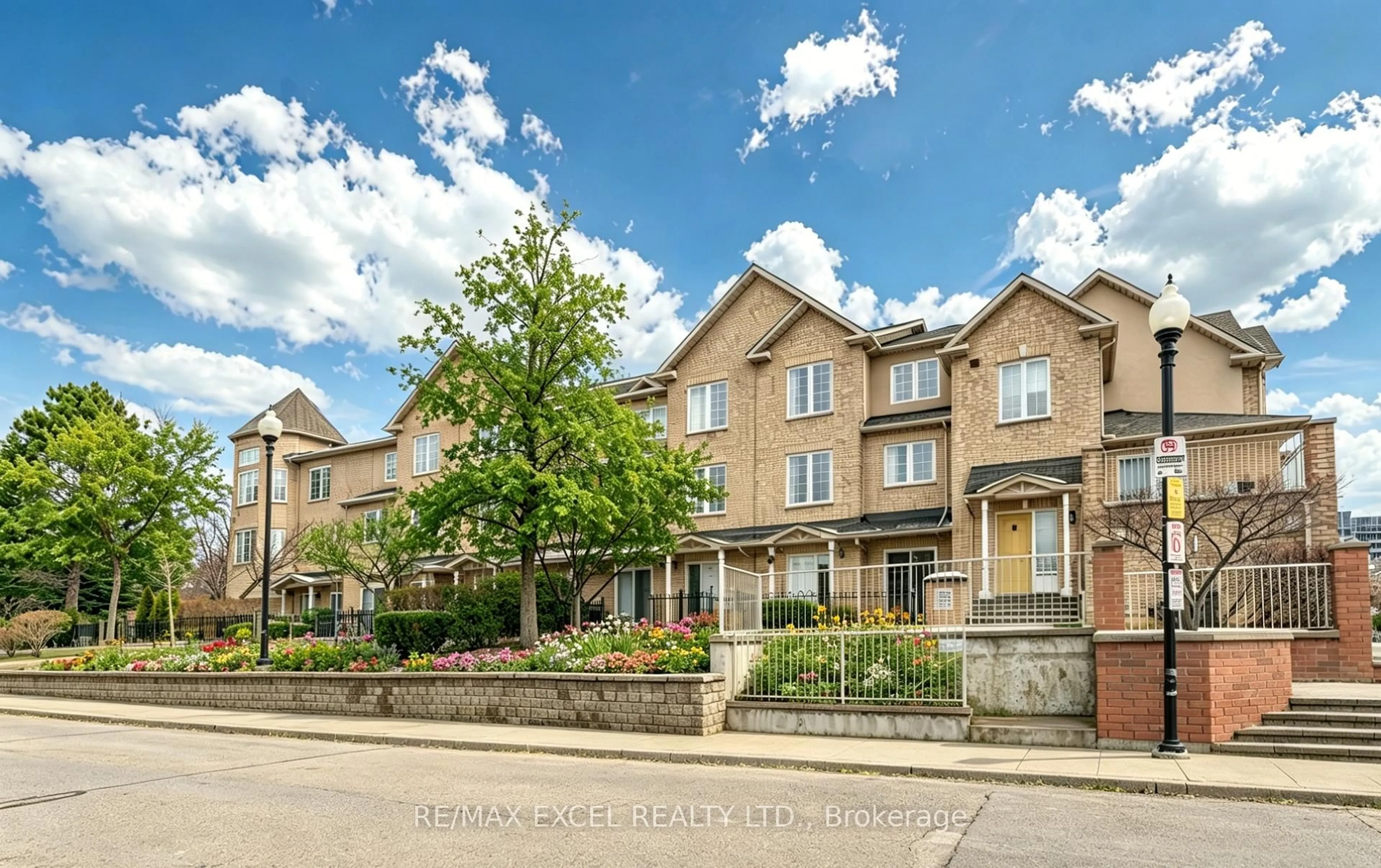 A pic from outside/outdoor area/front of a property/back of a property/a pic from drone, street for 10 Cox Blvd #3, Markham Ontario L3R 4G2
