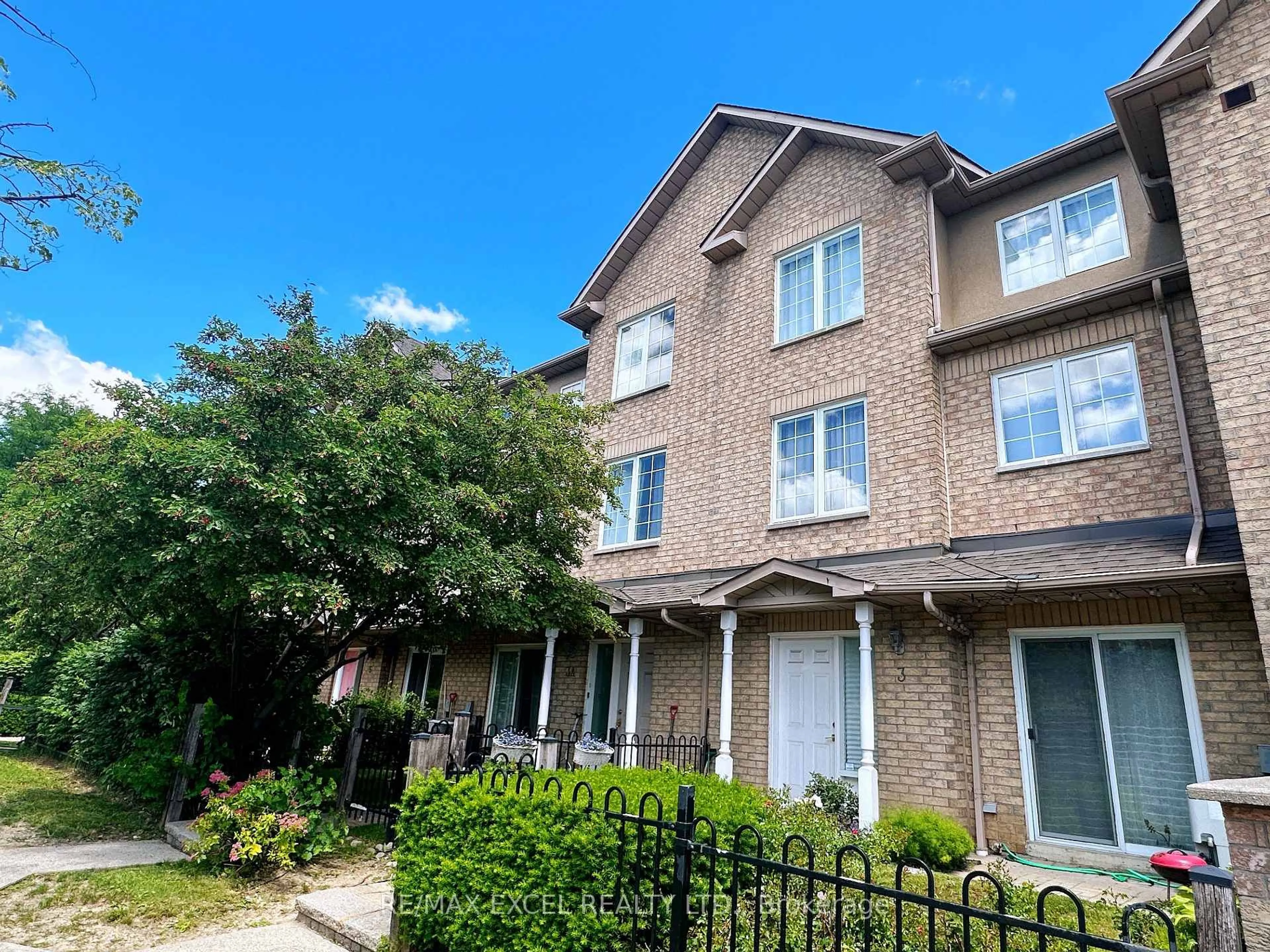 A pic from outside/outdoor area/front of a property/back of a property/a pic from drone, street for 10 Cox Blvd #3, Markham Ontario L3R 4G2
