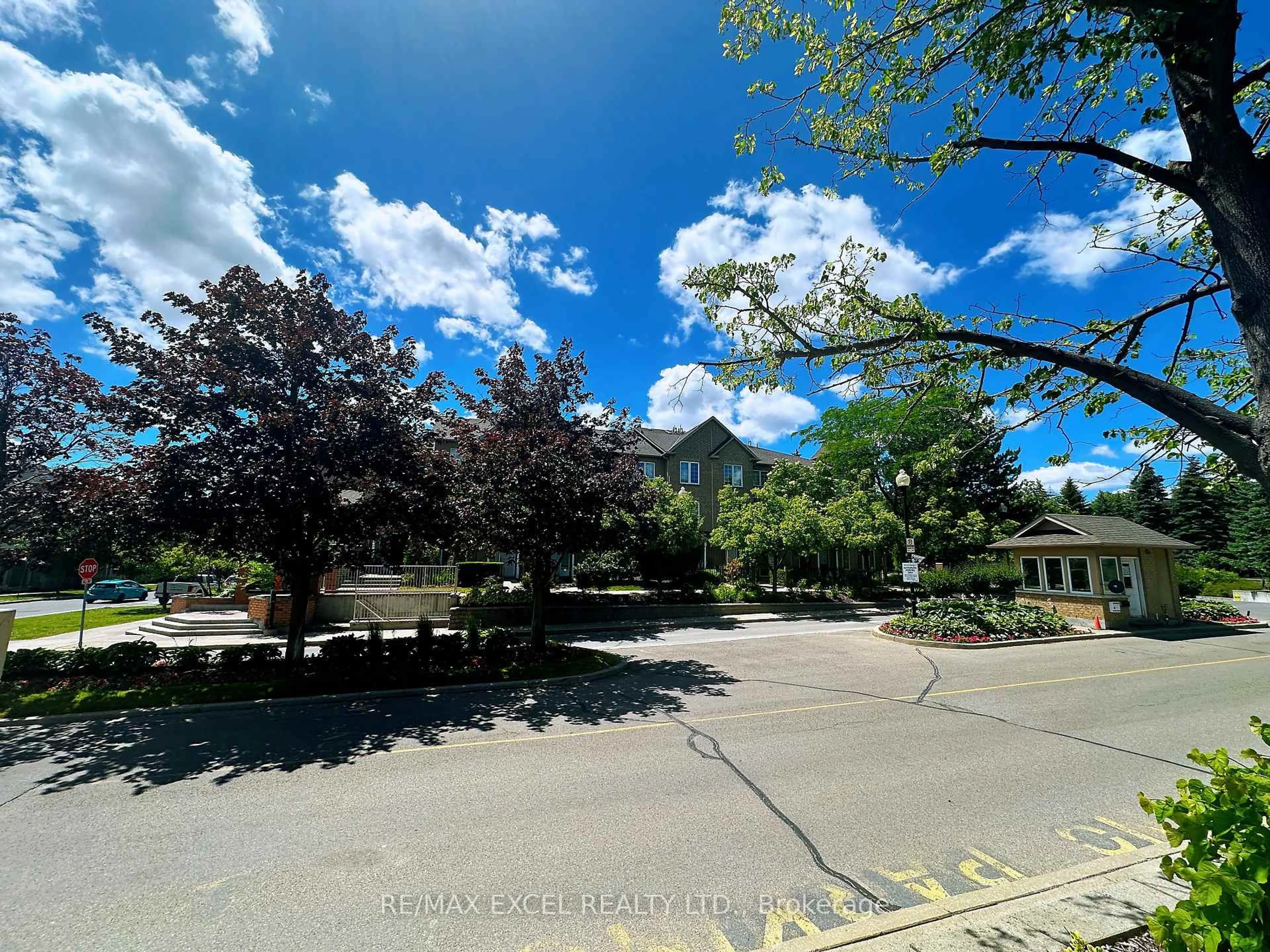 A pic from outside/outdoor area/front of a property/back of a property/a pic from drone, mountain view for 10 Cox Blvd #3, Markham Ontario L3R 4G2