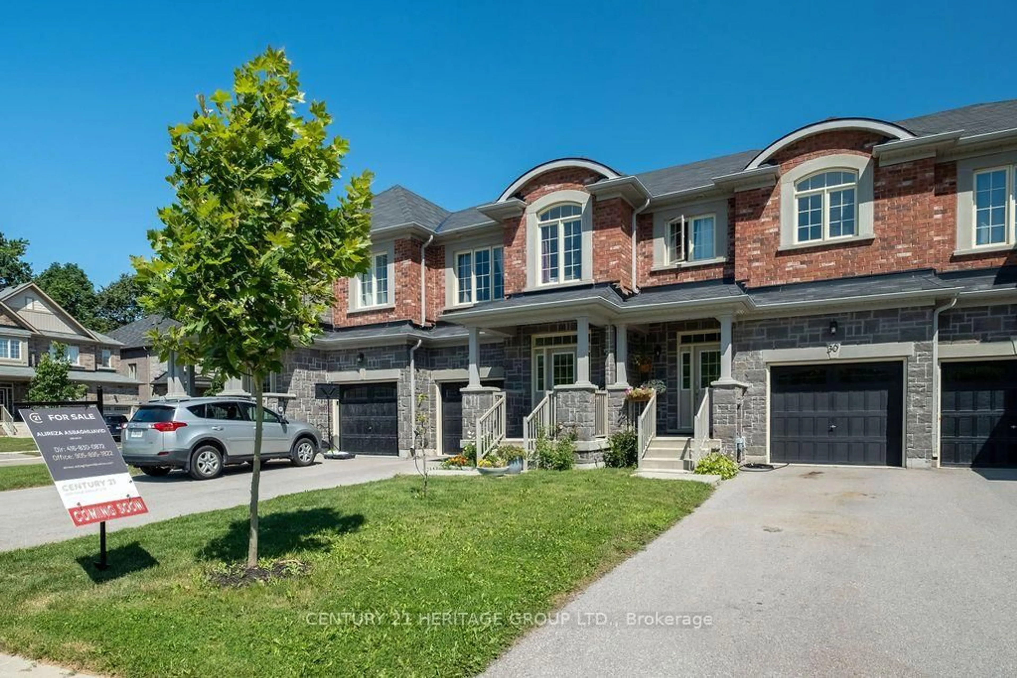 Home with brick exterior material, street for 28 Cupples Farm Lane, East Gwillimbury Ontario L0G 1M0