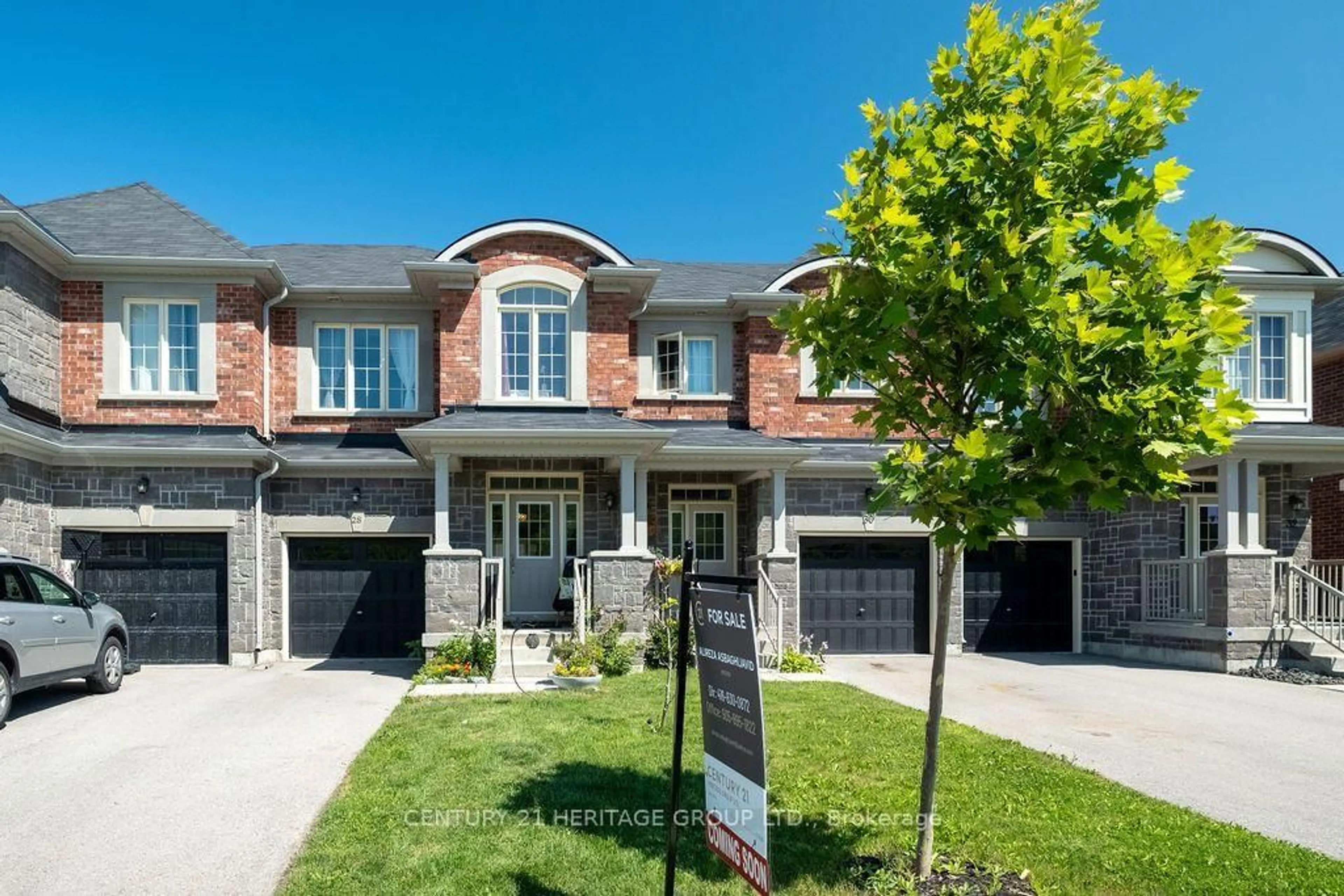 Home with brick exterior material, street for 28 Cupples Farm Lane, East Gwillimbury Ontario L0G 1M0