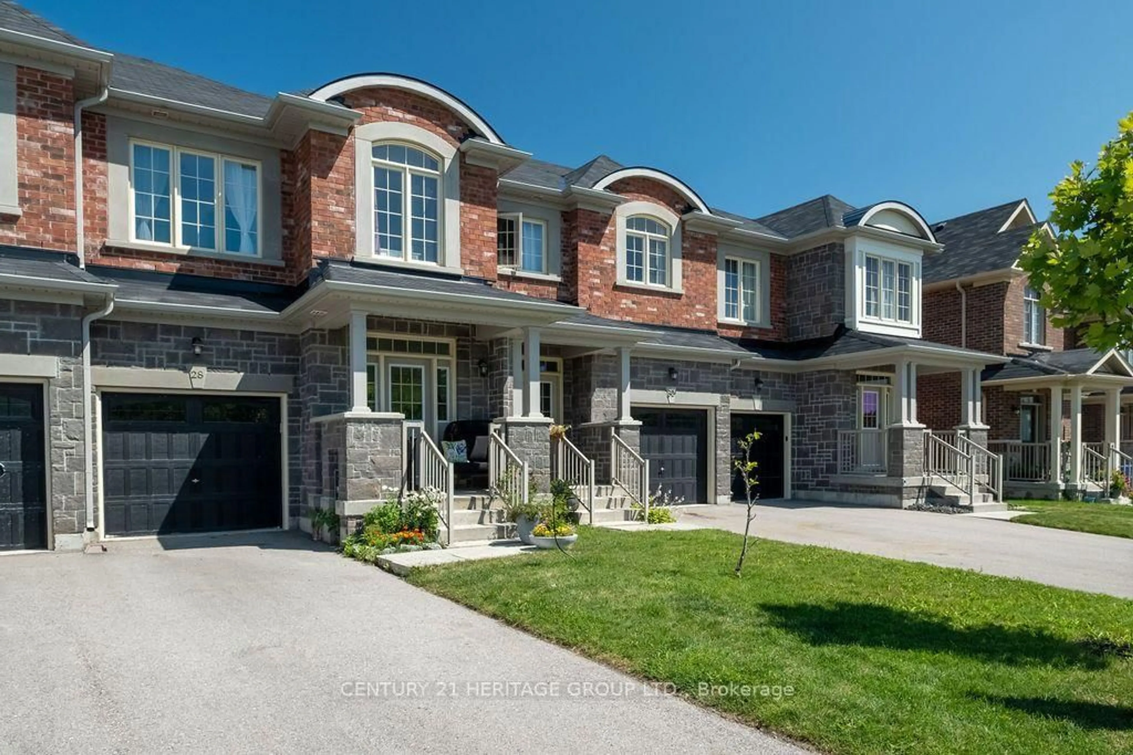 Home with brick exterior material, street for 28 Cupples Farm Lane, East Gwillimbury Ontario L0G 1M0