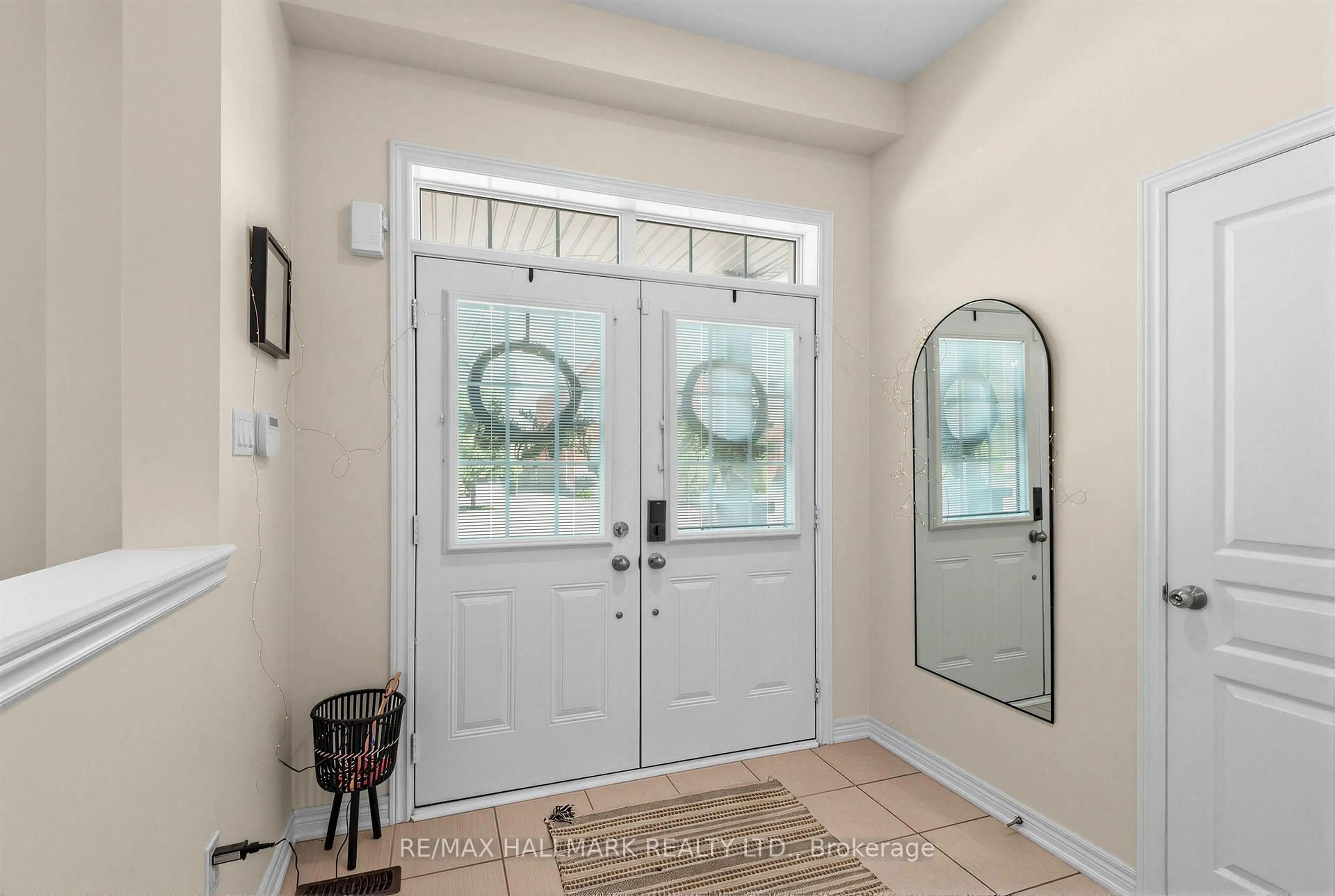 Indoor entryway for 124 Barons St, Vaughan Ontario L4H 3Y3