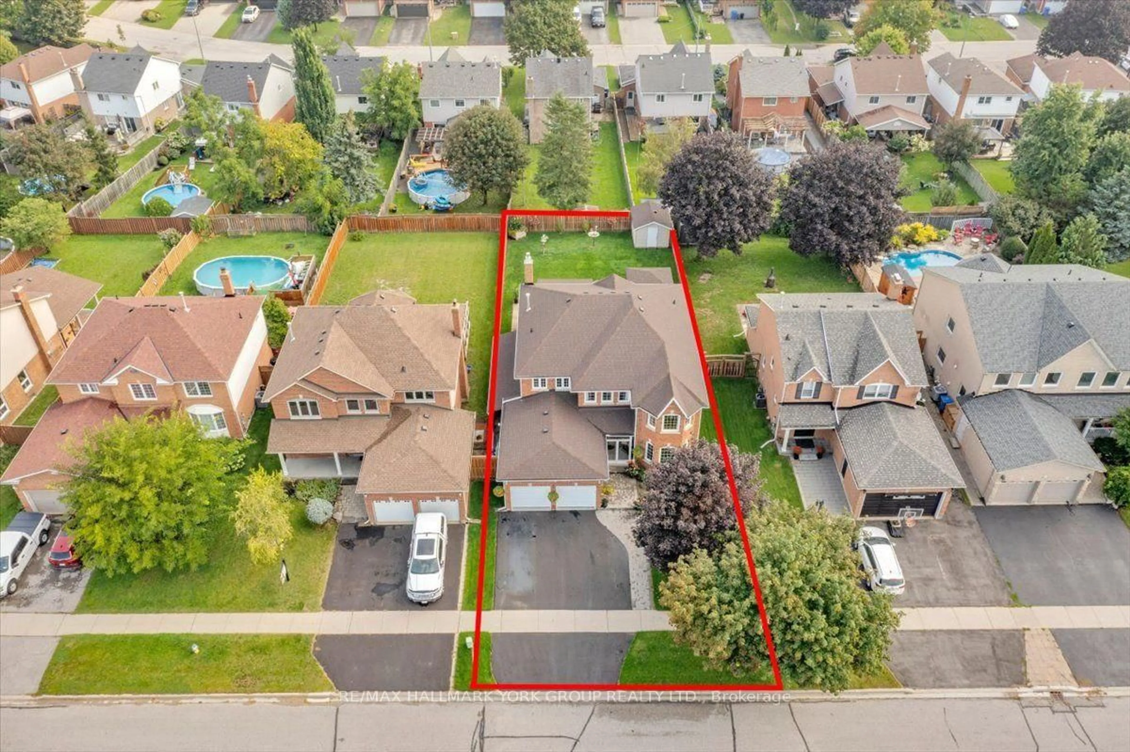 A pic from outside/outdoor area/front of a property/back of a property/a pic from drone, street for 151 Natanya Blvd, Georgina Ontario L4P 3N2