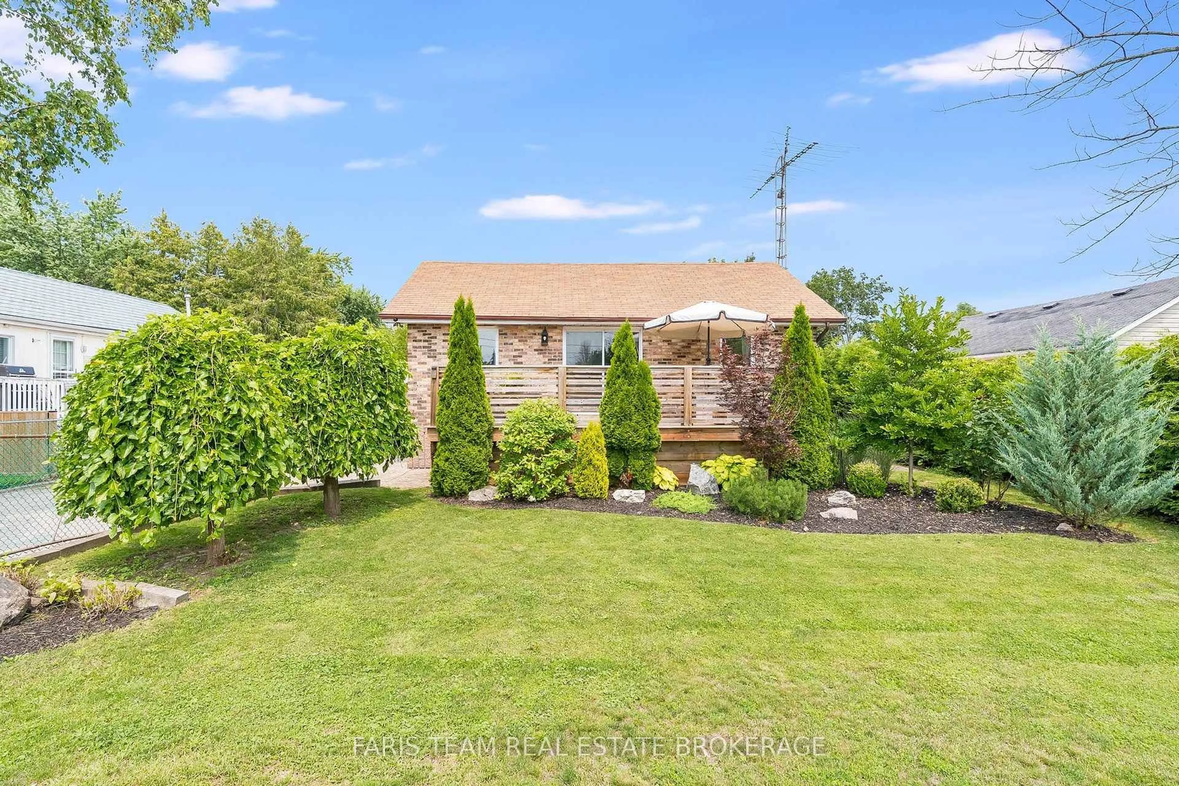 A pic from outside/outdoor area/front of a property/back of a property/a pic from drone, street for 987 Isabella St, Innisfil Ontario L9S 3T7
