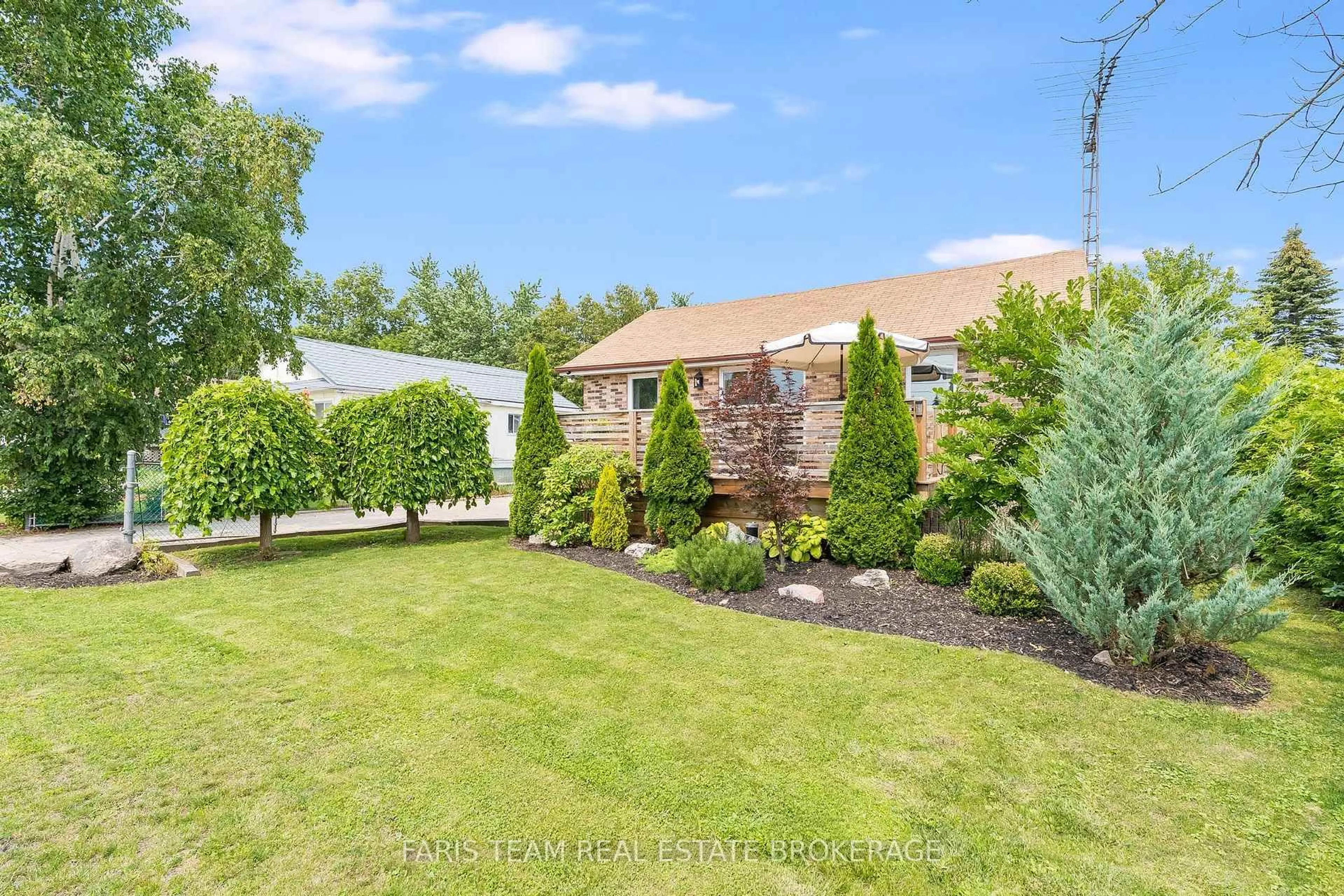 A pic from outside/outdoor area/front of a property/back of a property/a pic from drone, street for 987 Isabella St, Innisfil Ontario L9S 3T7