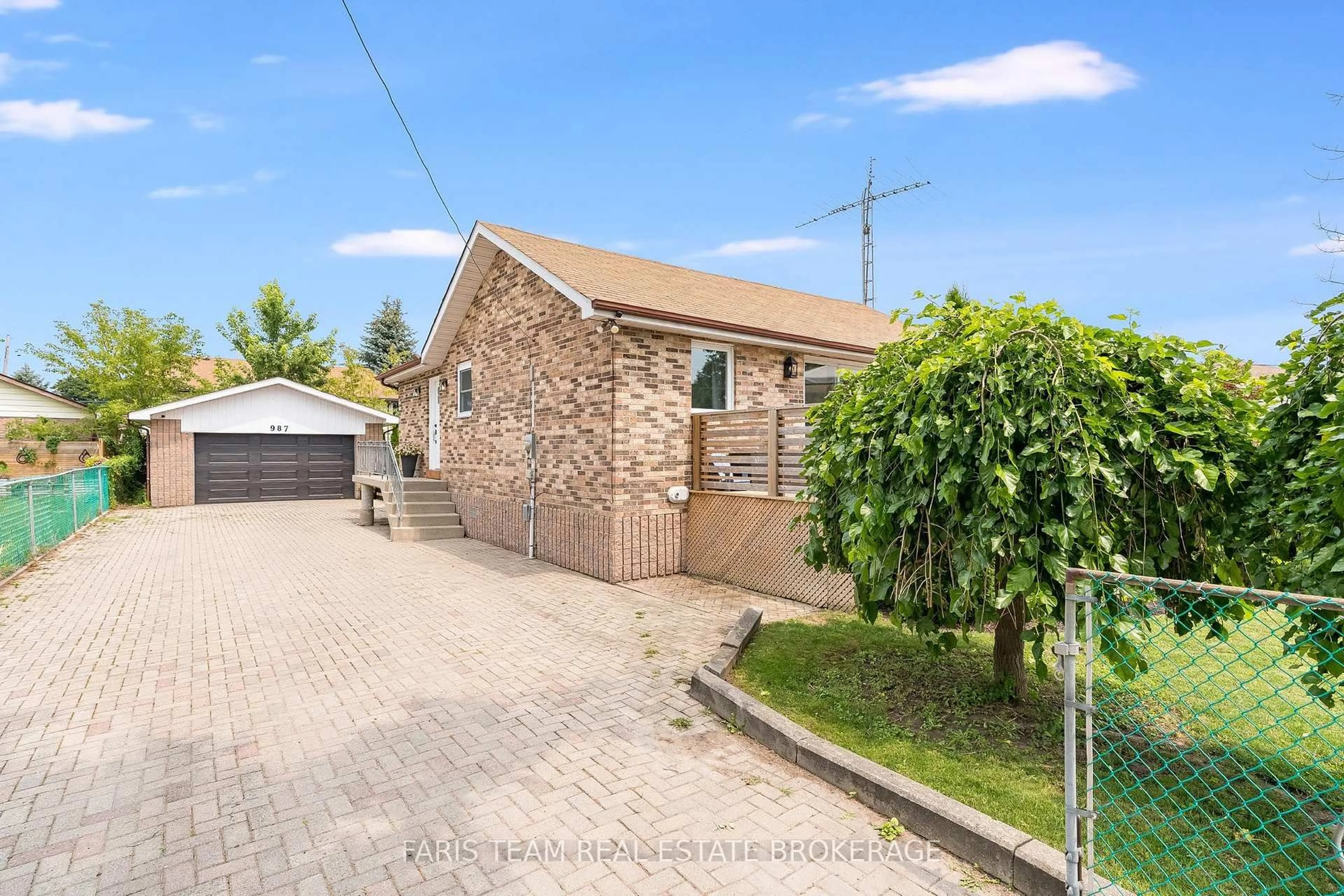 A pic from outside/outdoor area/front of a property/back of a property/a pic from drone, street for 987 Isabella St, Innisfil Ontario L9S 3T7