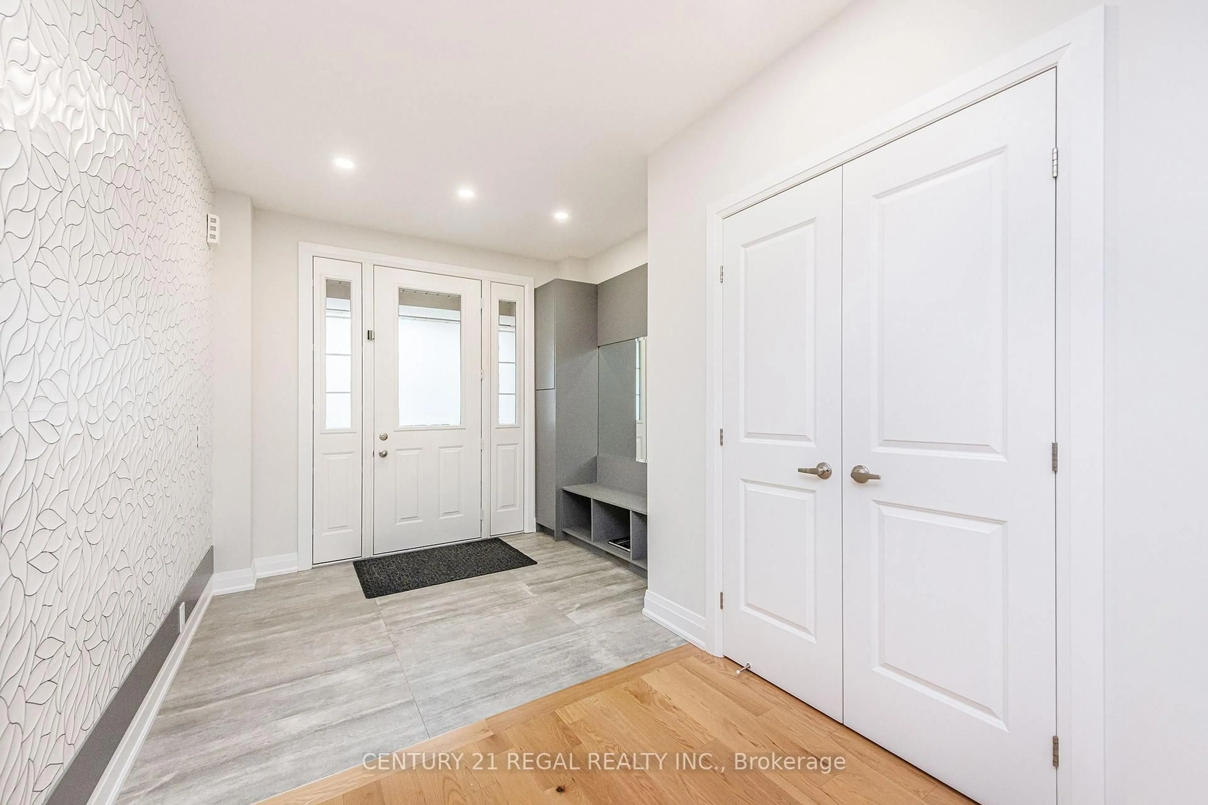 Indoor entryway for 13 Neilly Terr, Bradford West Gwillimbury Ontario L3Z 4K9