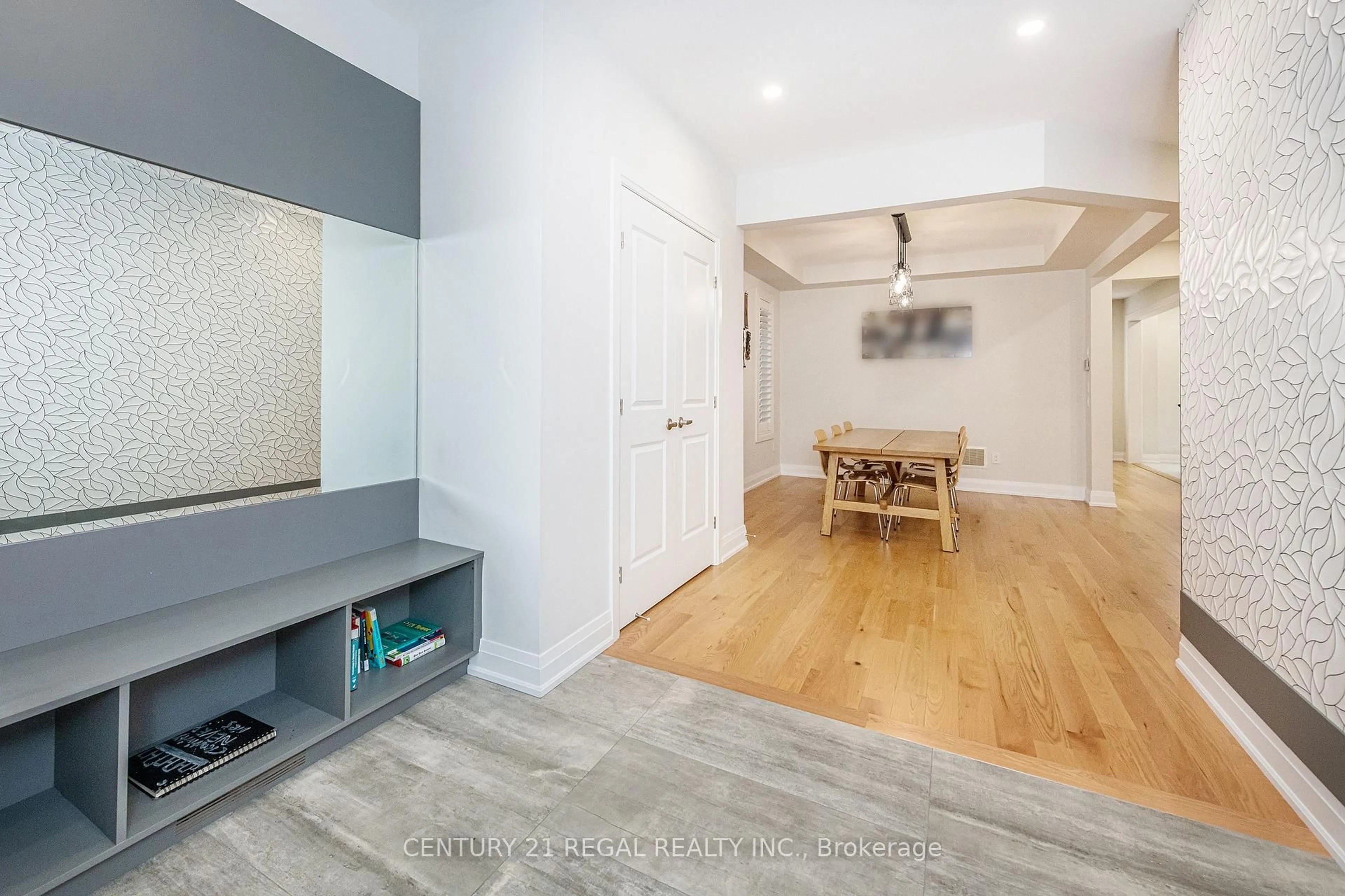 Indoor entryway for 13 Neilly Terr, Bradford West Gwillimbury Ontario L3Z 4K9