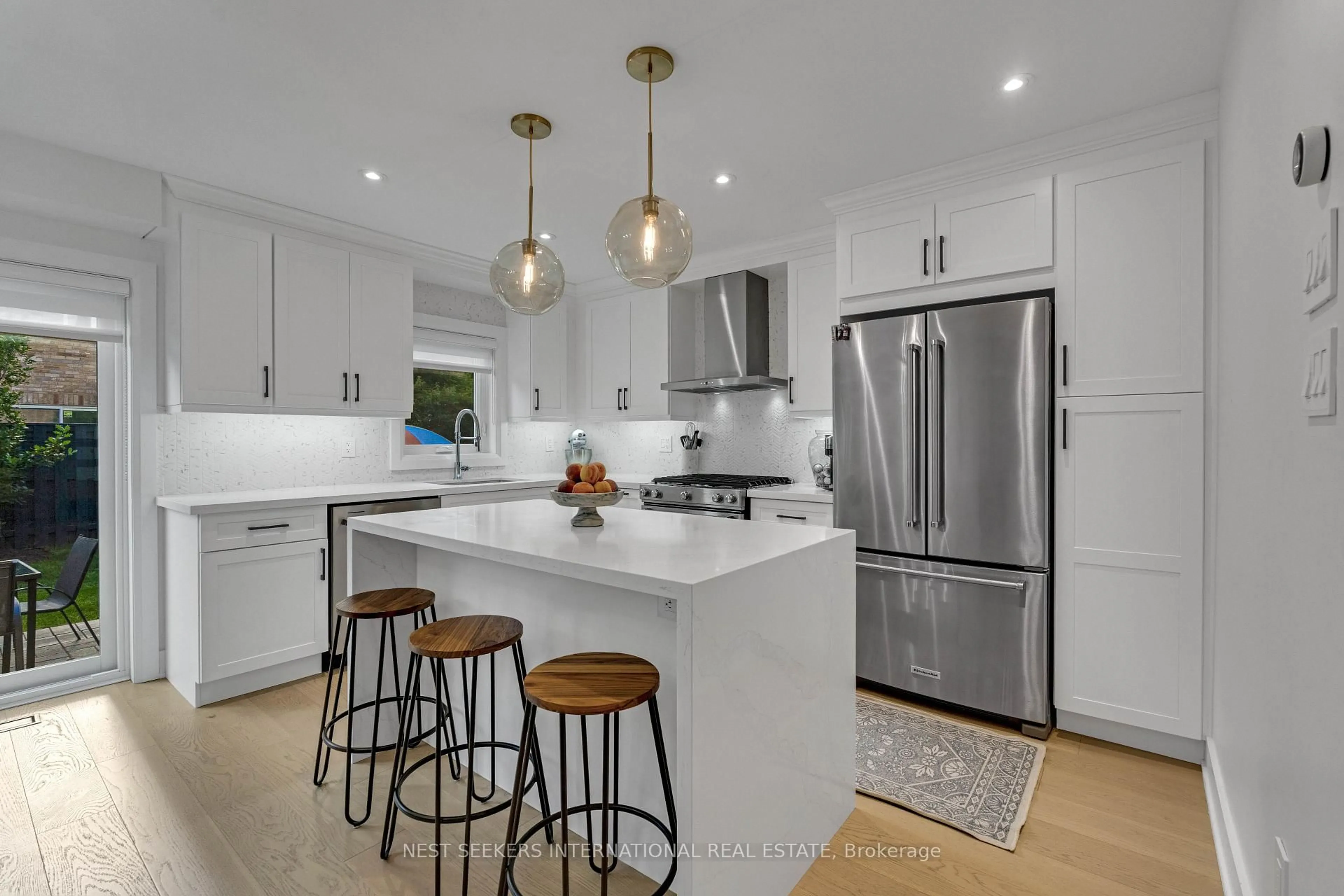 Contemporary kitchen, unknown for 233 Venice Gate Dr, Vaughan Ontario L4H 0G1