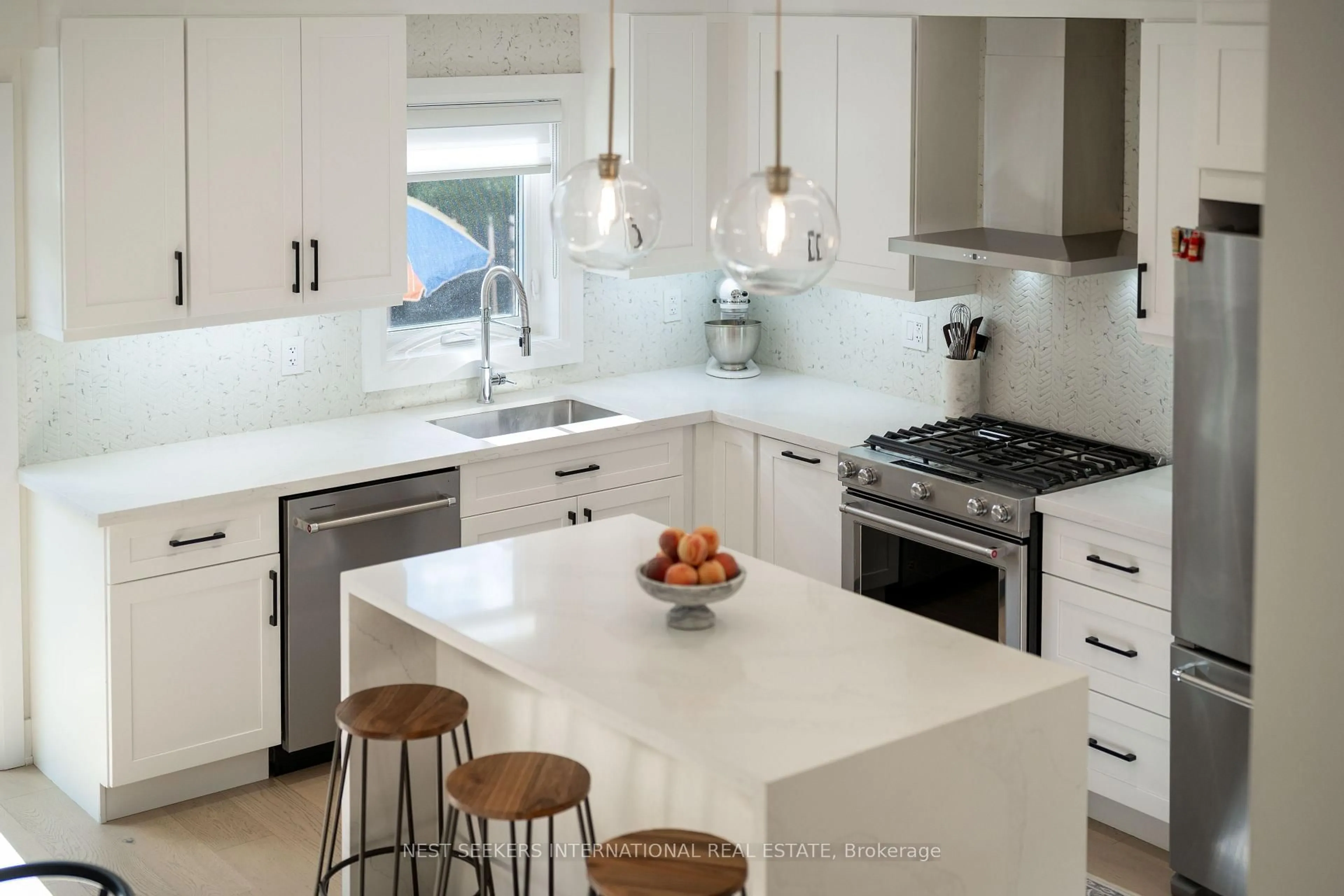 Contemporary kitchen, ceramic/tile floor for 233 Venice Gate Dr, Vaughan Ontario L4H 0G1