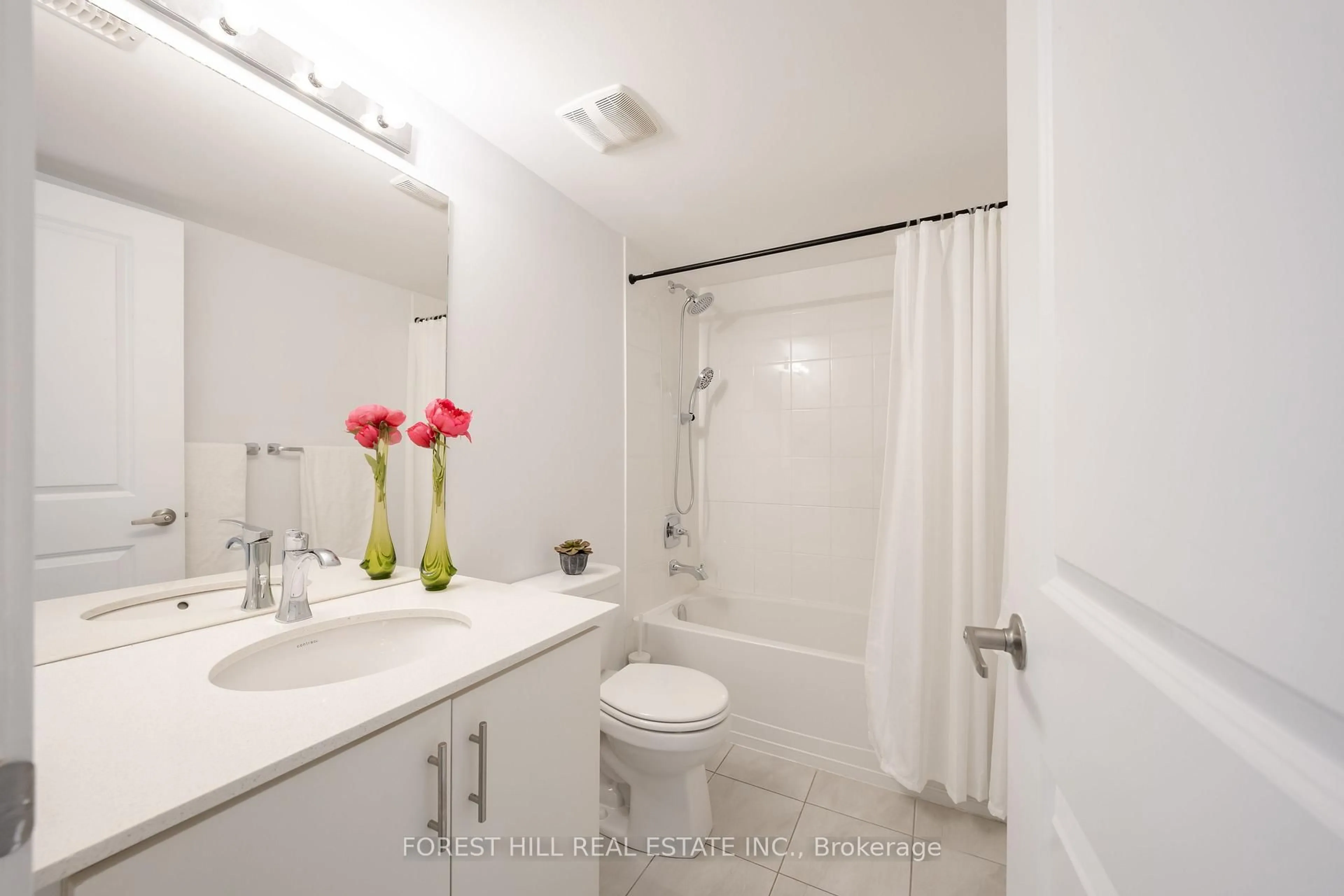 Standard bathroom, ceramic/tile floor for 9 Sable Rd, Vaughan Ontario L6A 1S2