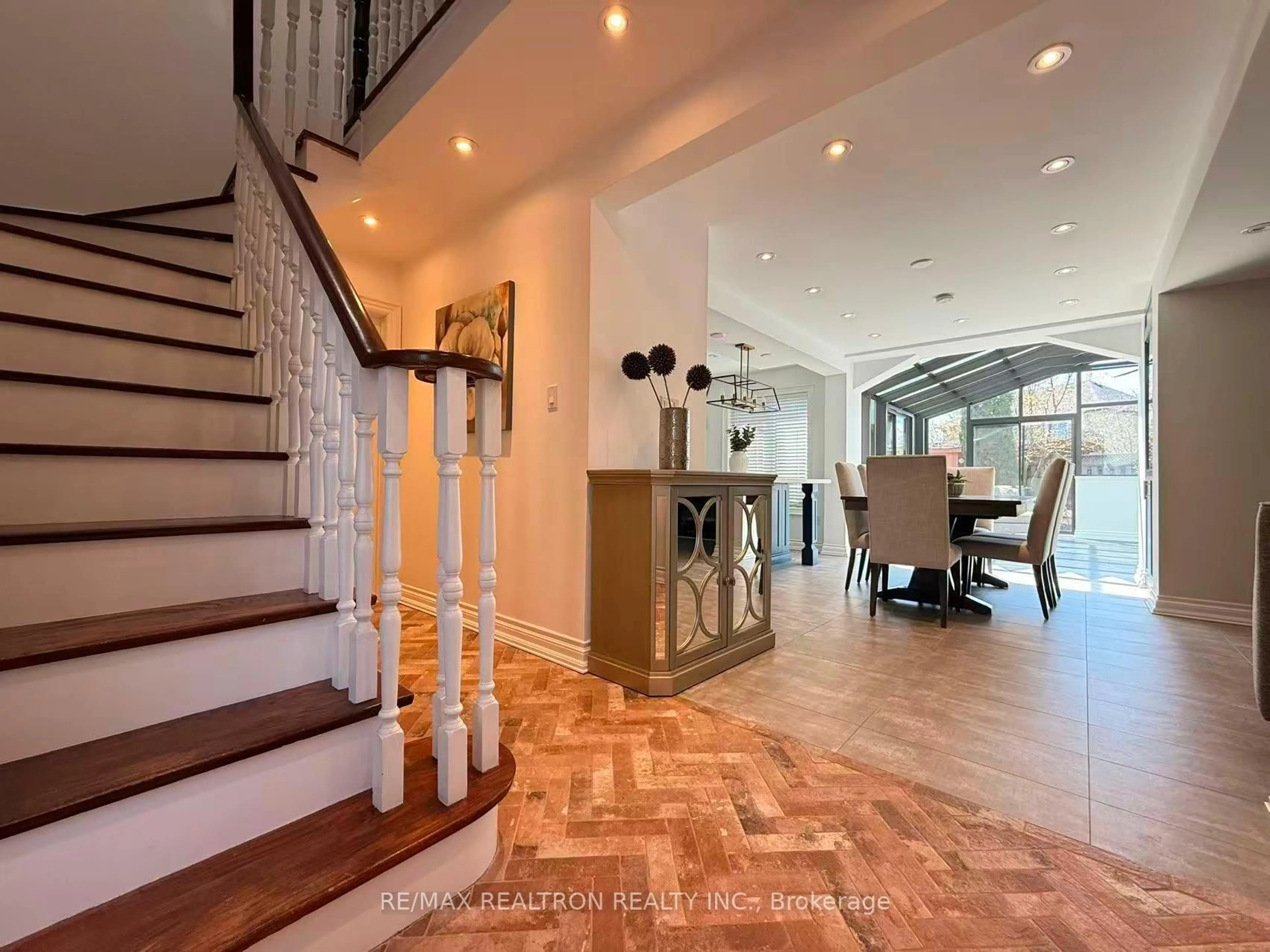 Indoor foyer for 213 Roseheath Dr, Vaughan Ontario L6A 2A3