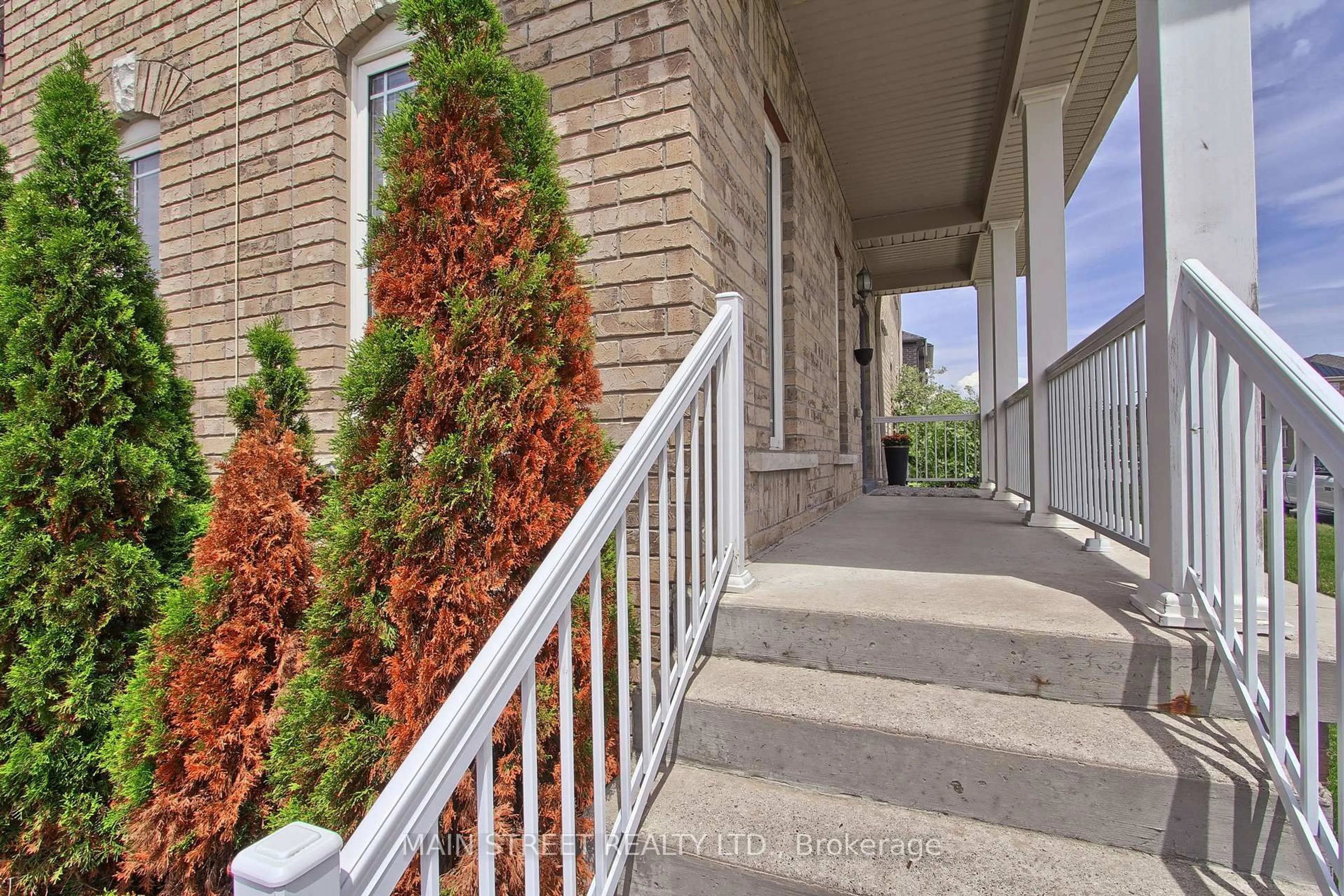 Patio, street for 34 Grey Wing Ave, Georgina Ontario L4P 0B8