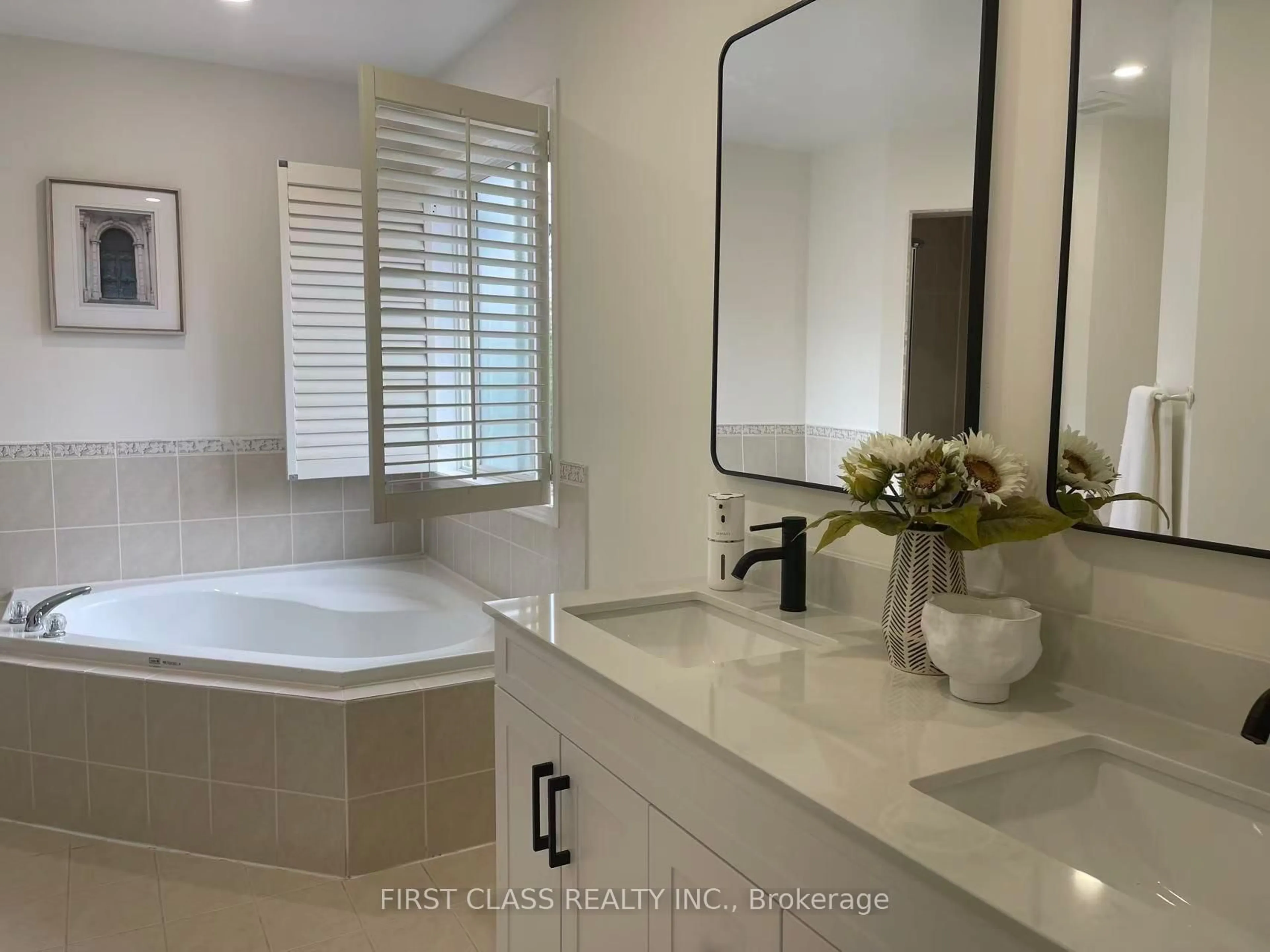 Contemporary bathroom, ceramic/tile floor for 9 Revelstoke Cres, Richmond Hill Ontario L4B 4T4