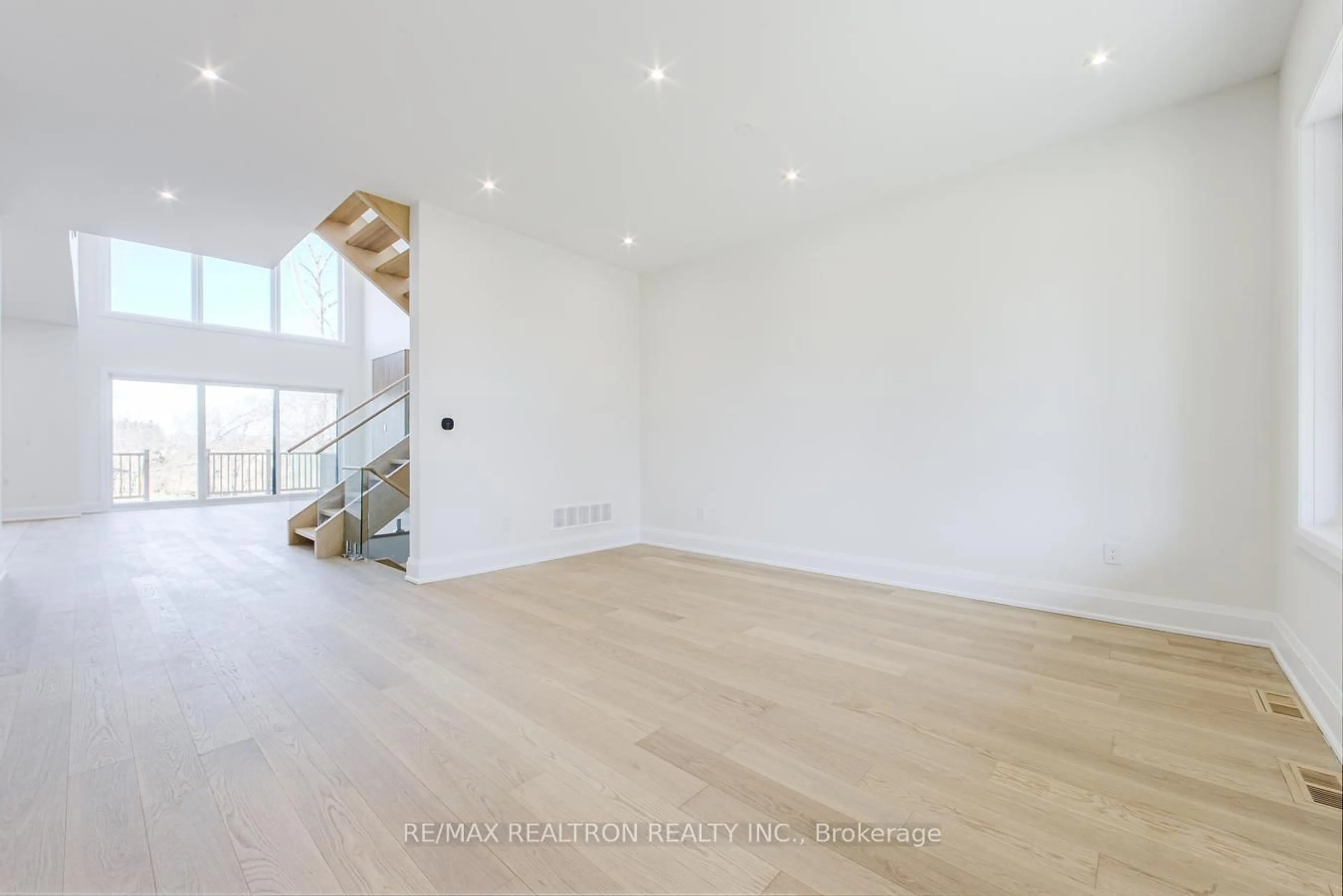 A pic of a room for 496 Duclos Point Rd, Georgina Ontario L0E 1N0