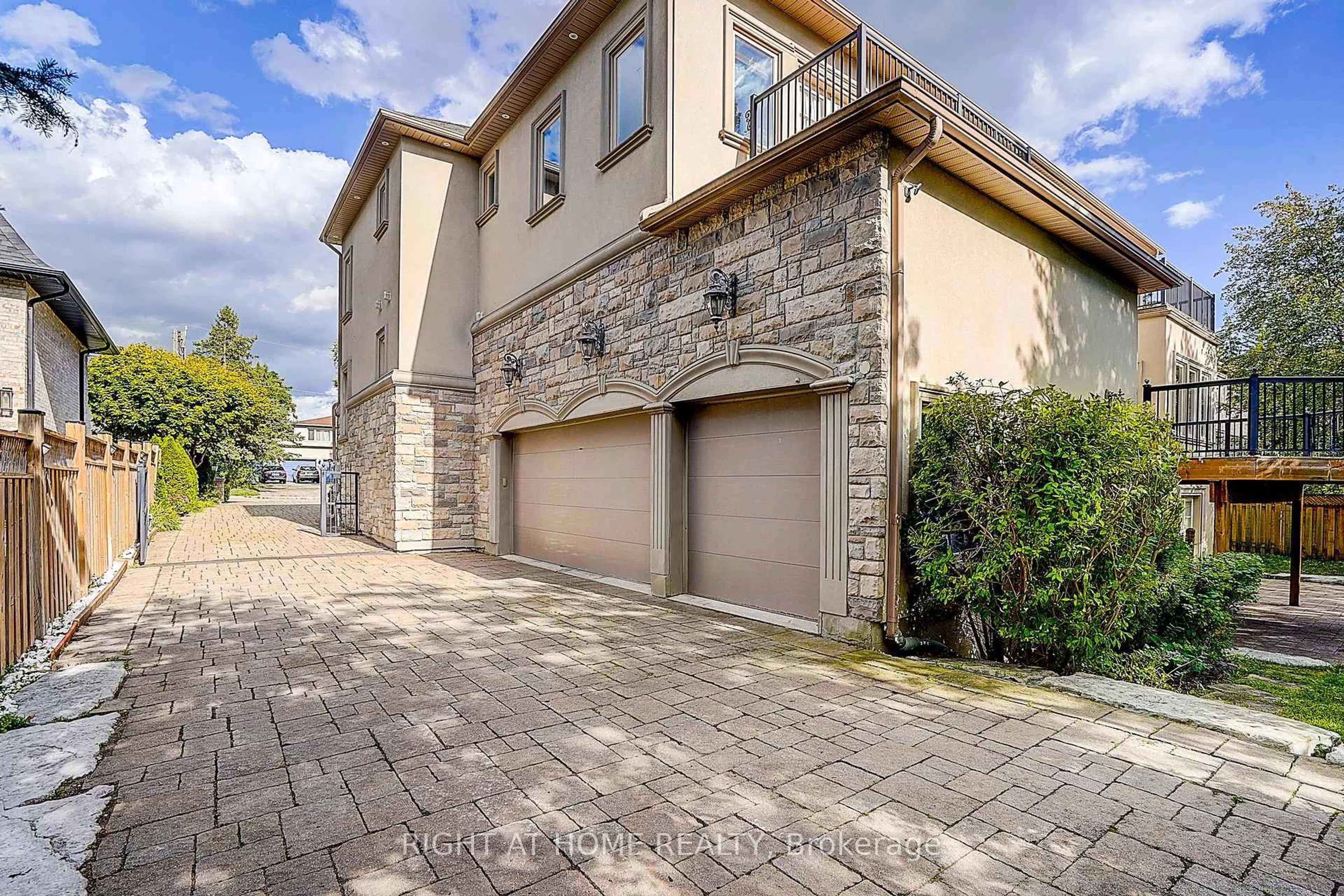 Unknown for 16 Fairview Ave, Richmond Hill Ontario L4C 6L2
