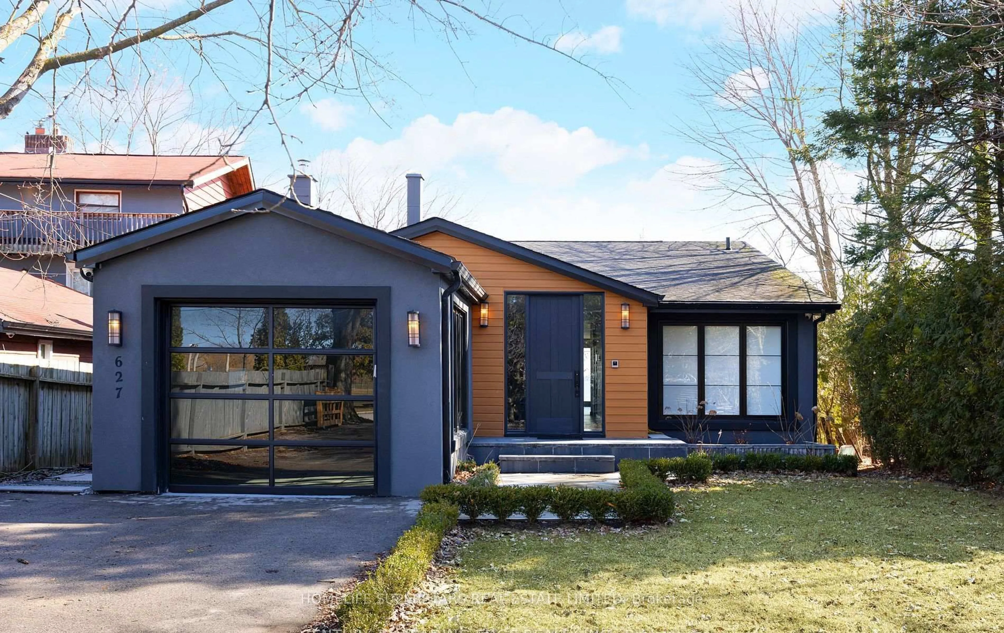 Home with vinyl exterior material, street for 627 Lakelands Ave, Innisfil Ontario L9S 4E5