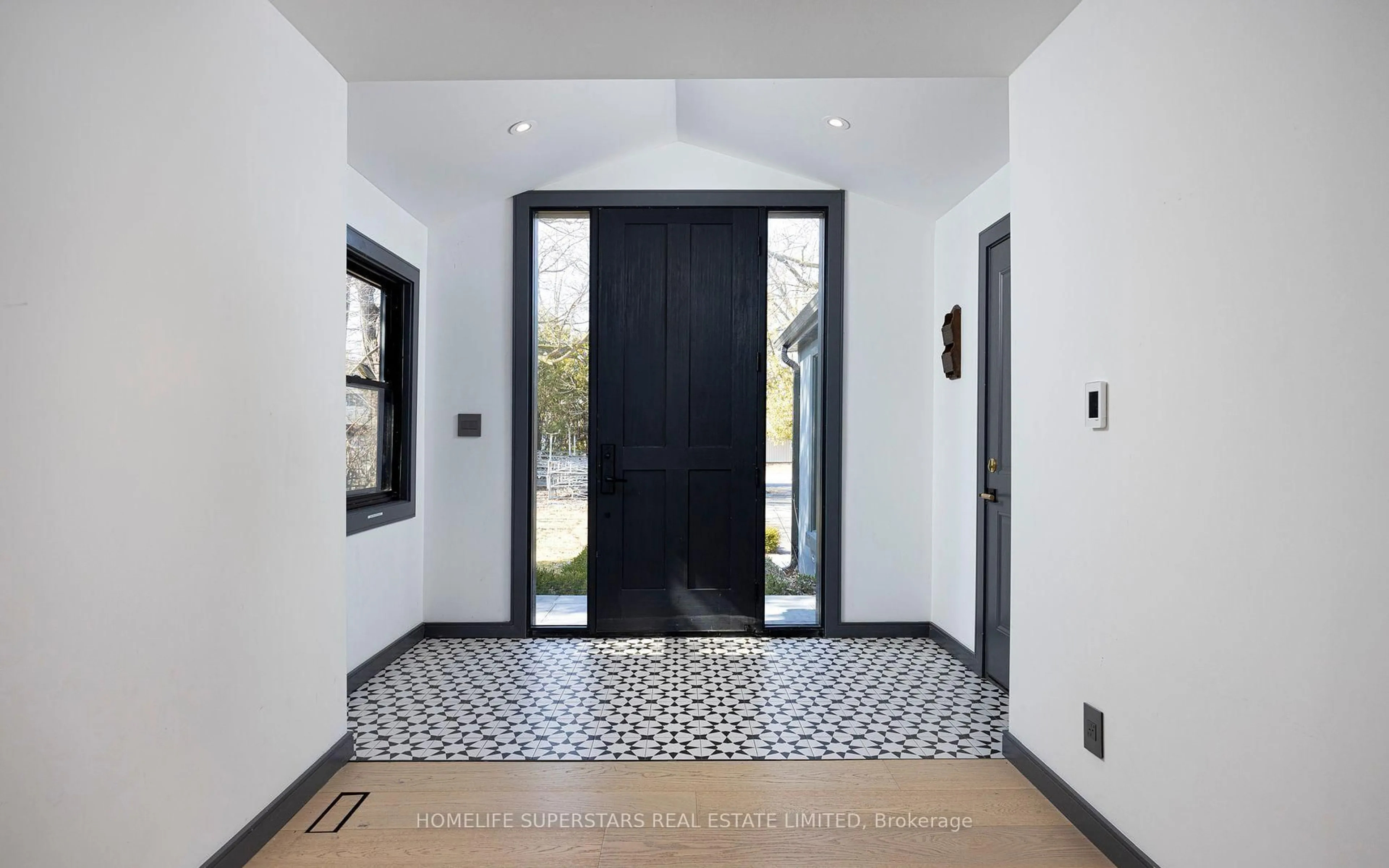 Indoor entryway for 627 Lakelands Ave, Innisfil Ontario L9S 4E5