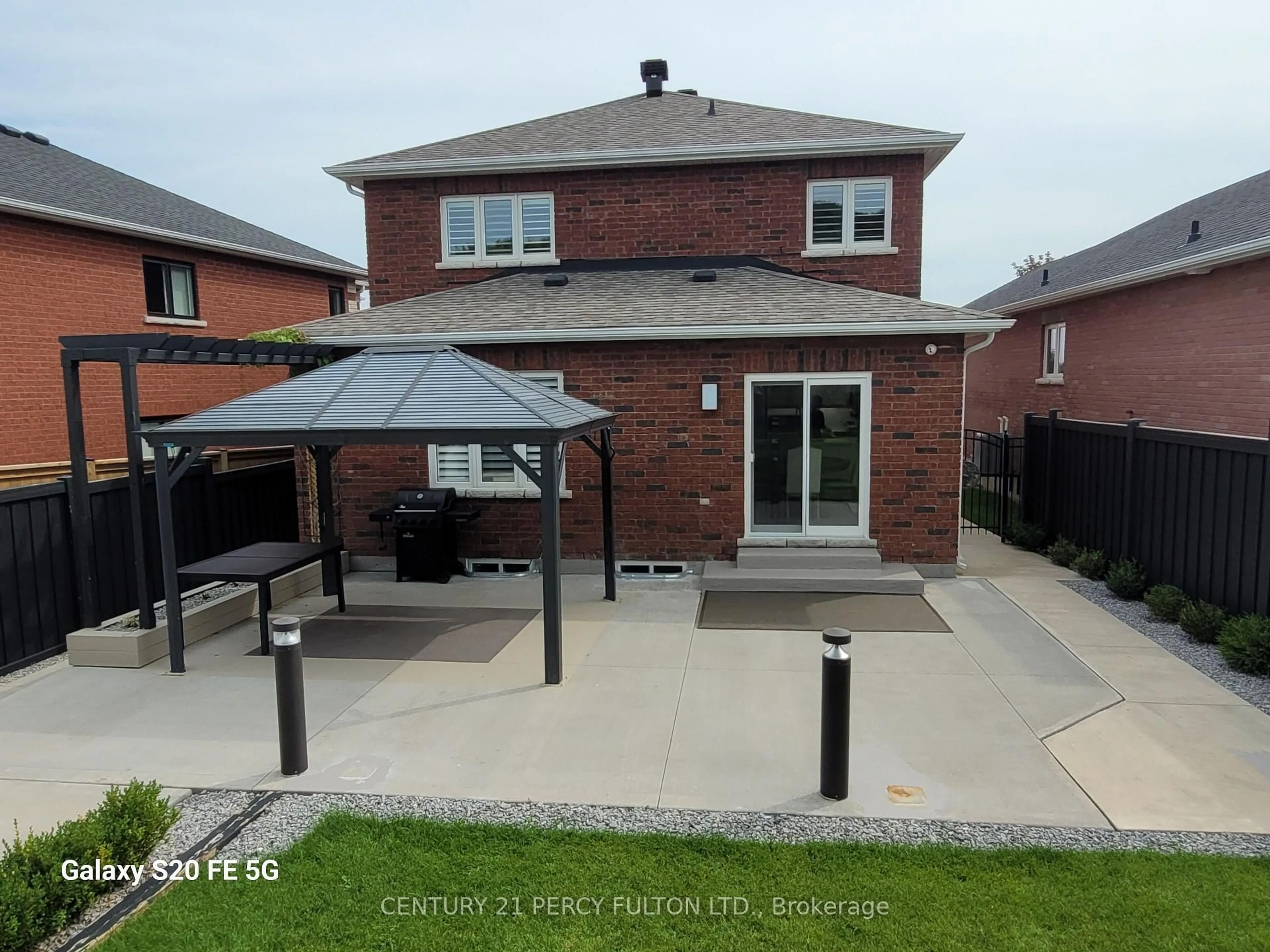 A pic from outside/outdoor area/front of a property/back of a property/a pic from drone, street for 18 Wyman Cres, Bradford West Gwillimbury Ontario L3Z 3J5