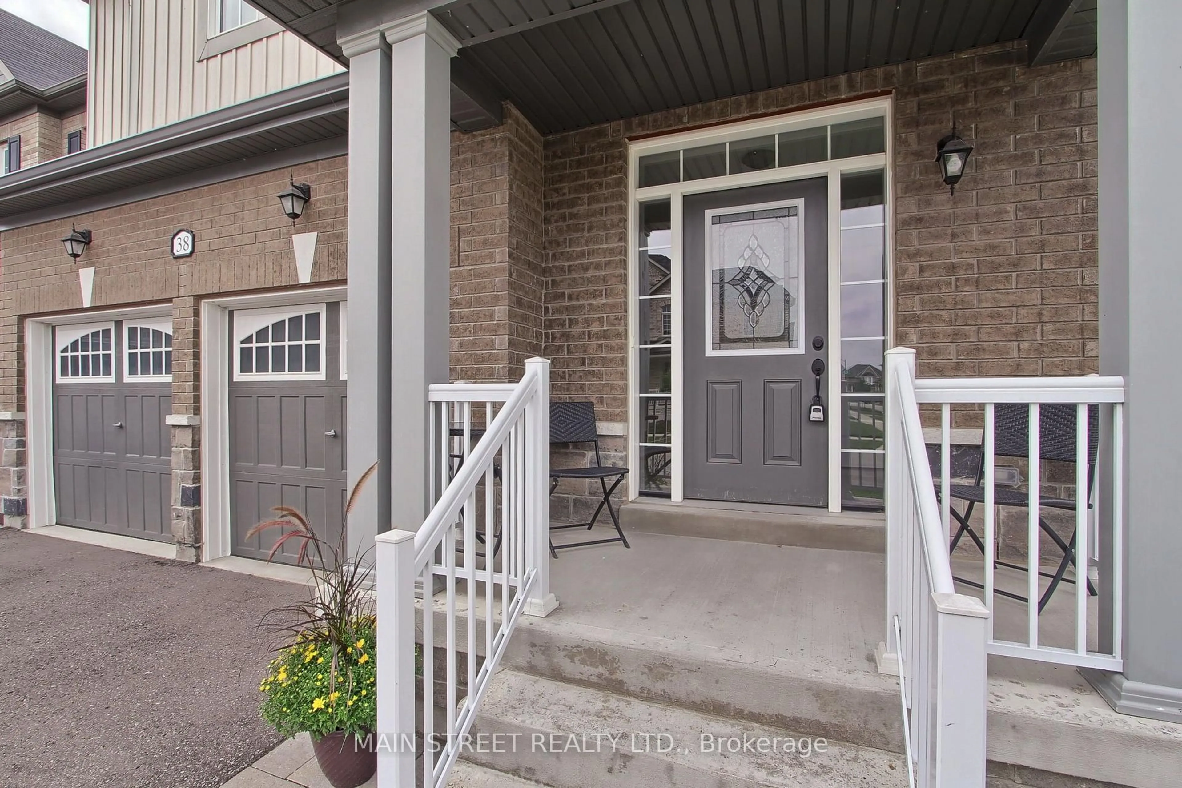 Indoor entryway for 38 Clear Spring Ave, Georgina Ontario L4P 0H7