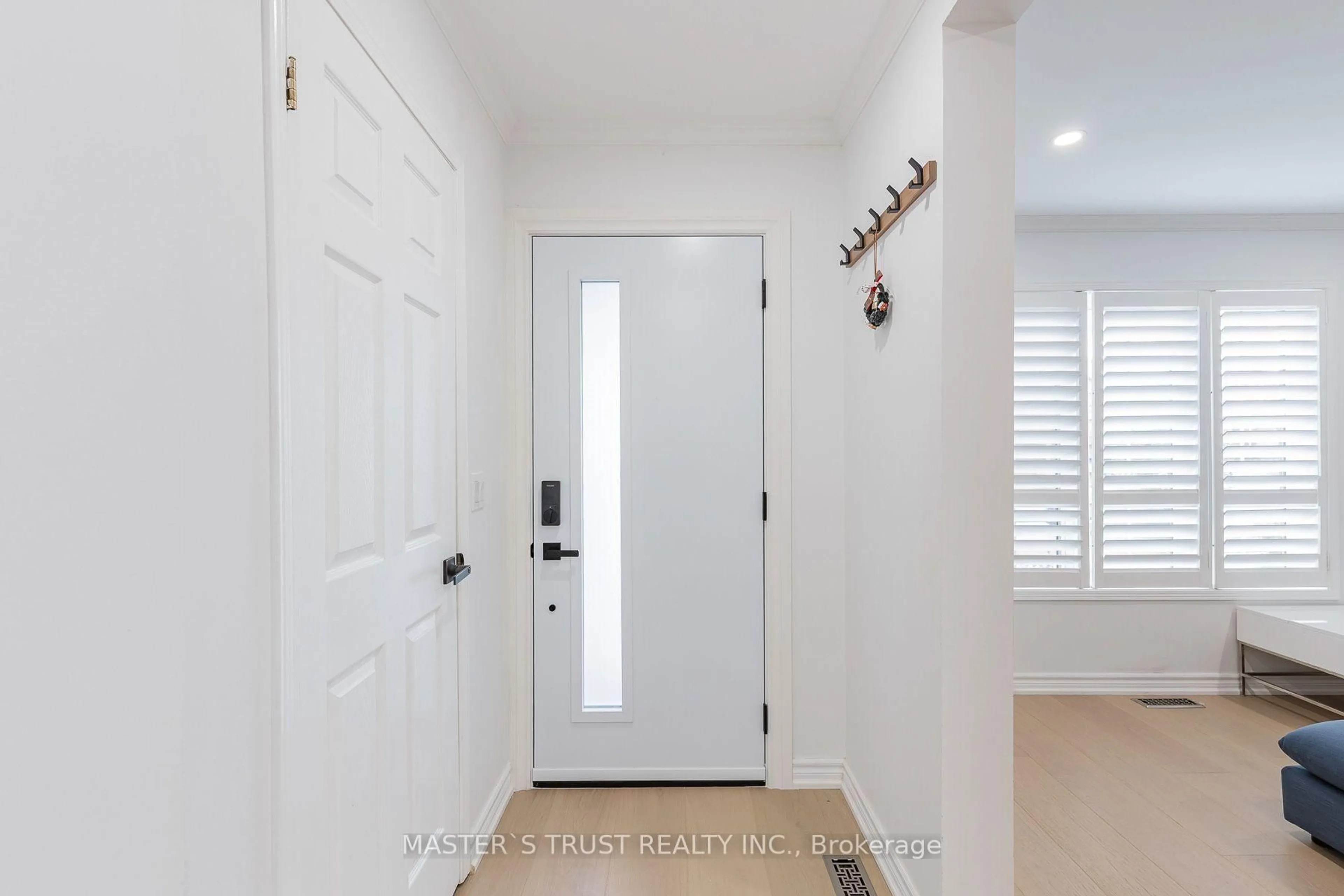 Indoor entryway for 8572 Martin Grove Rd, Vaughan Ontario L4H 2C9
