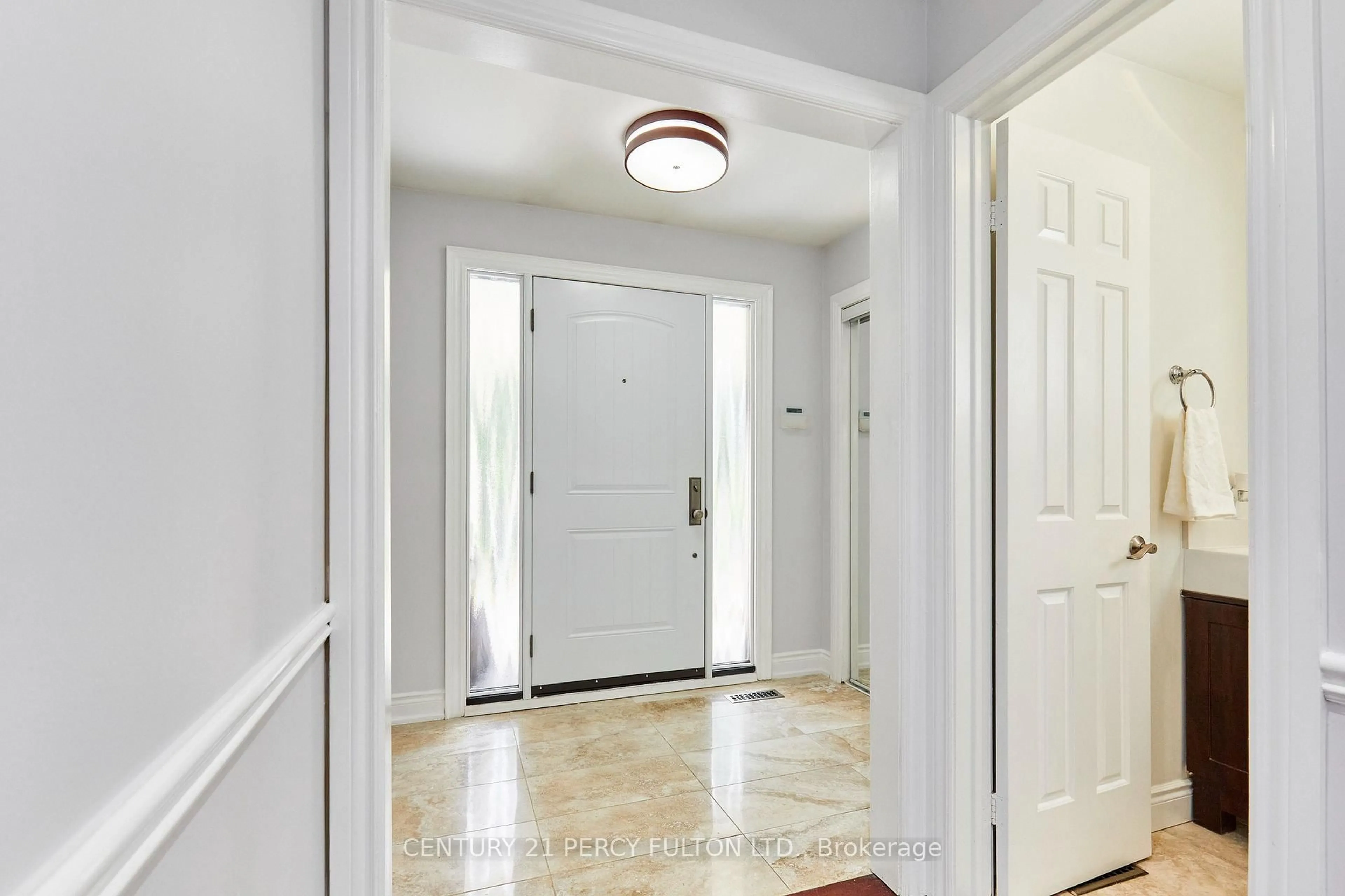 Indoor entryway for 35 Ashland Cres, Markham Ontario L3P 3Z9