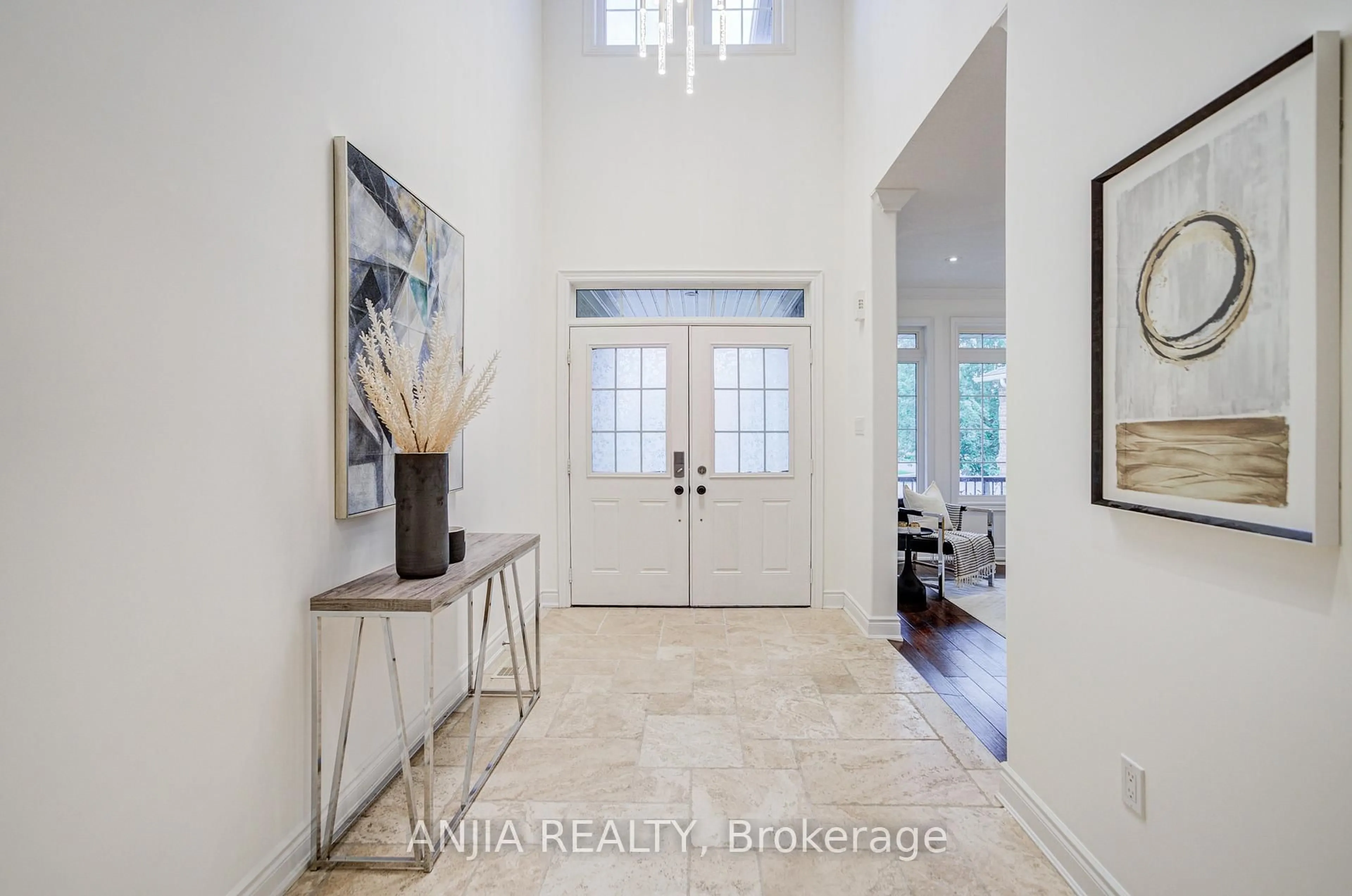 Indoor entryway for 1087 Nantyr Dr, Innisfil Ontario L9S 0A7