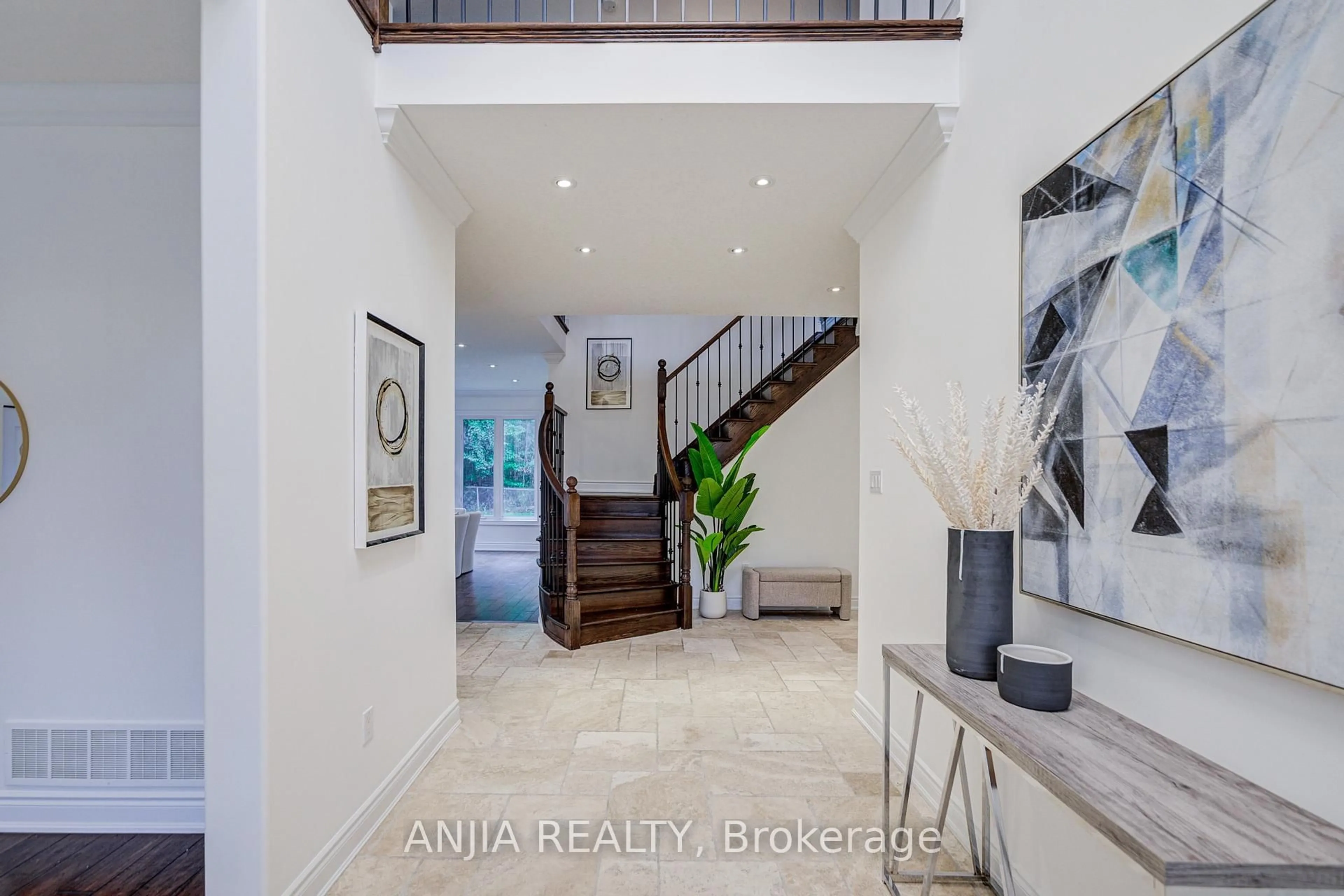 Indoor entryway for 1087 Nantyr Dr, Innisfil Ontario L9S 0A7