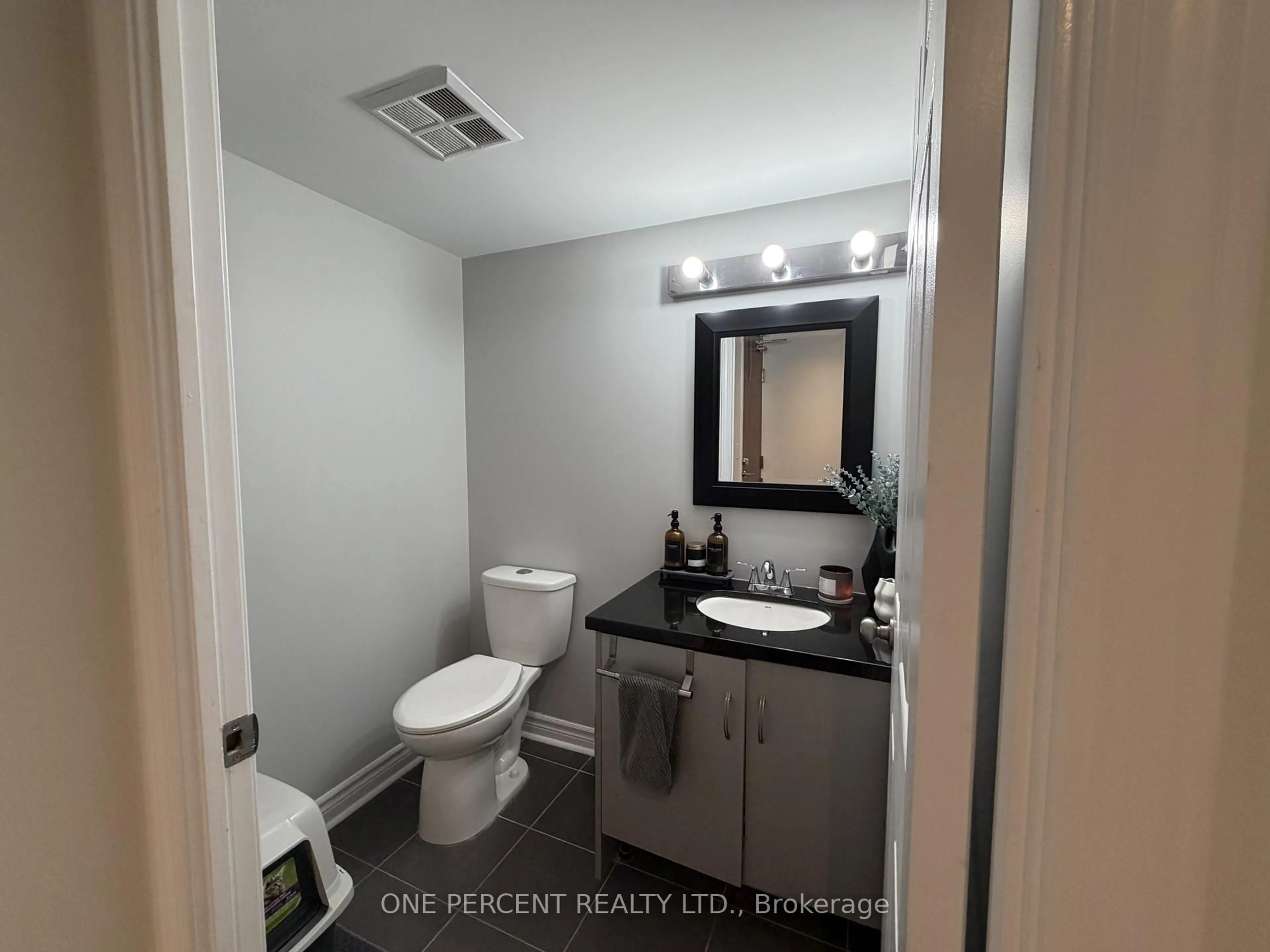 Standard bathroom, unknown for 3 Ellesmere St #607, Richmond Hill Ontario L4B 4N2