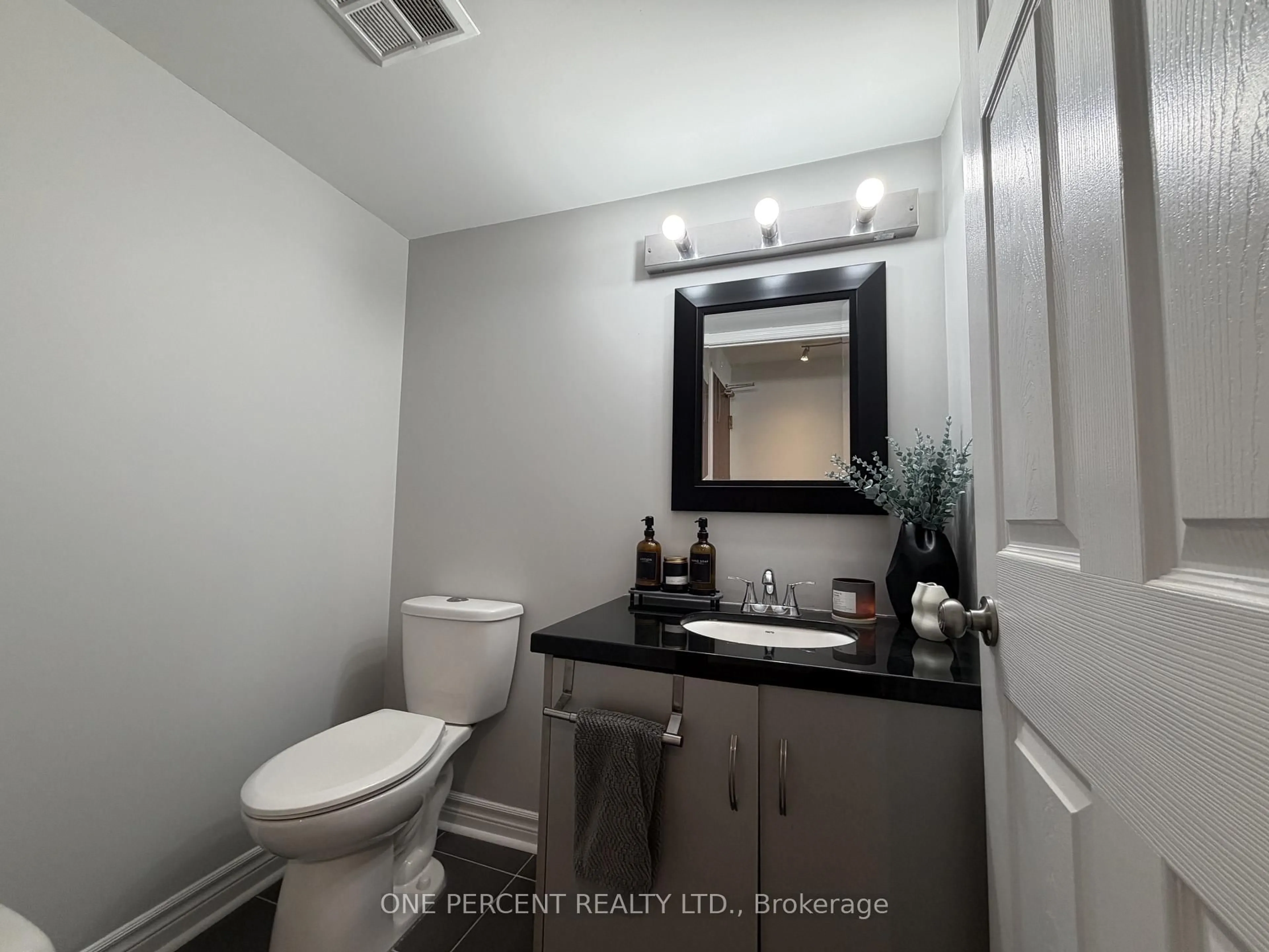 Standard bathroom, unknown for 3 Ellesmere St #607, Richmond Hill Ontario L4B 4N2