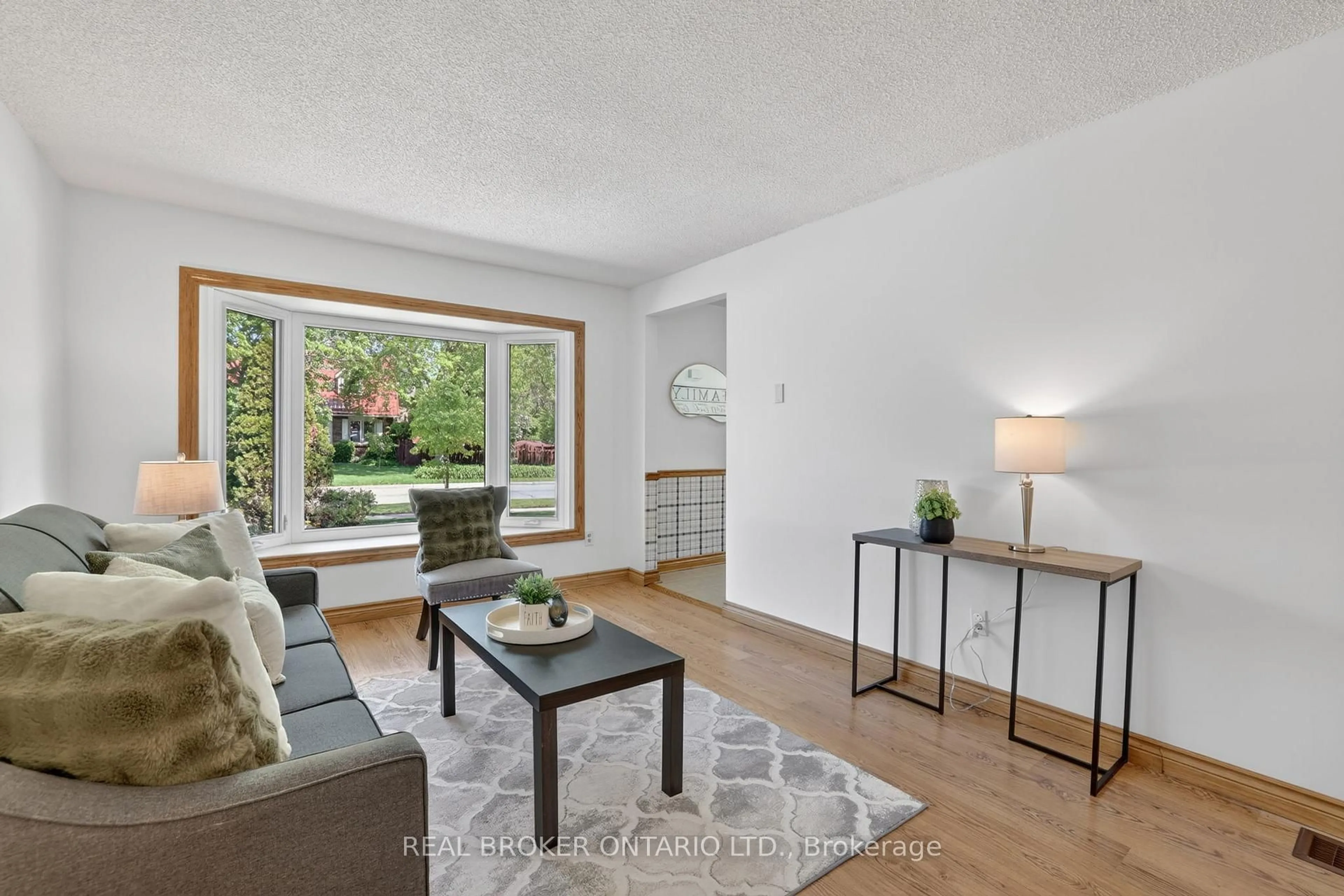 Living room with furniture, wood/laminate floor for 128 Olive St, East Gwillimbury Ontario L9N 1M2