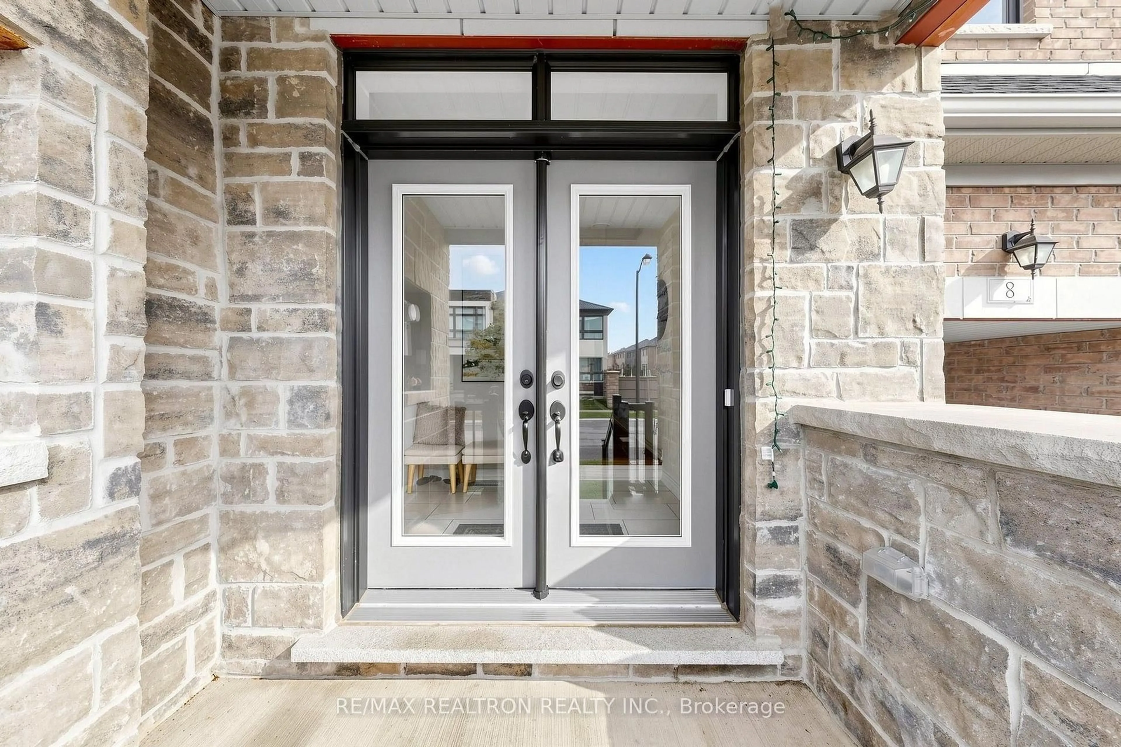 Indoor entryway for 8 Hewison Ave, Richmond Hill Ontario L4S 0J2