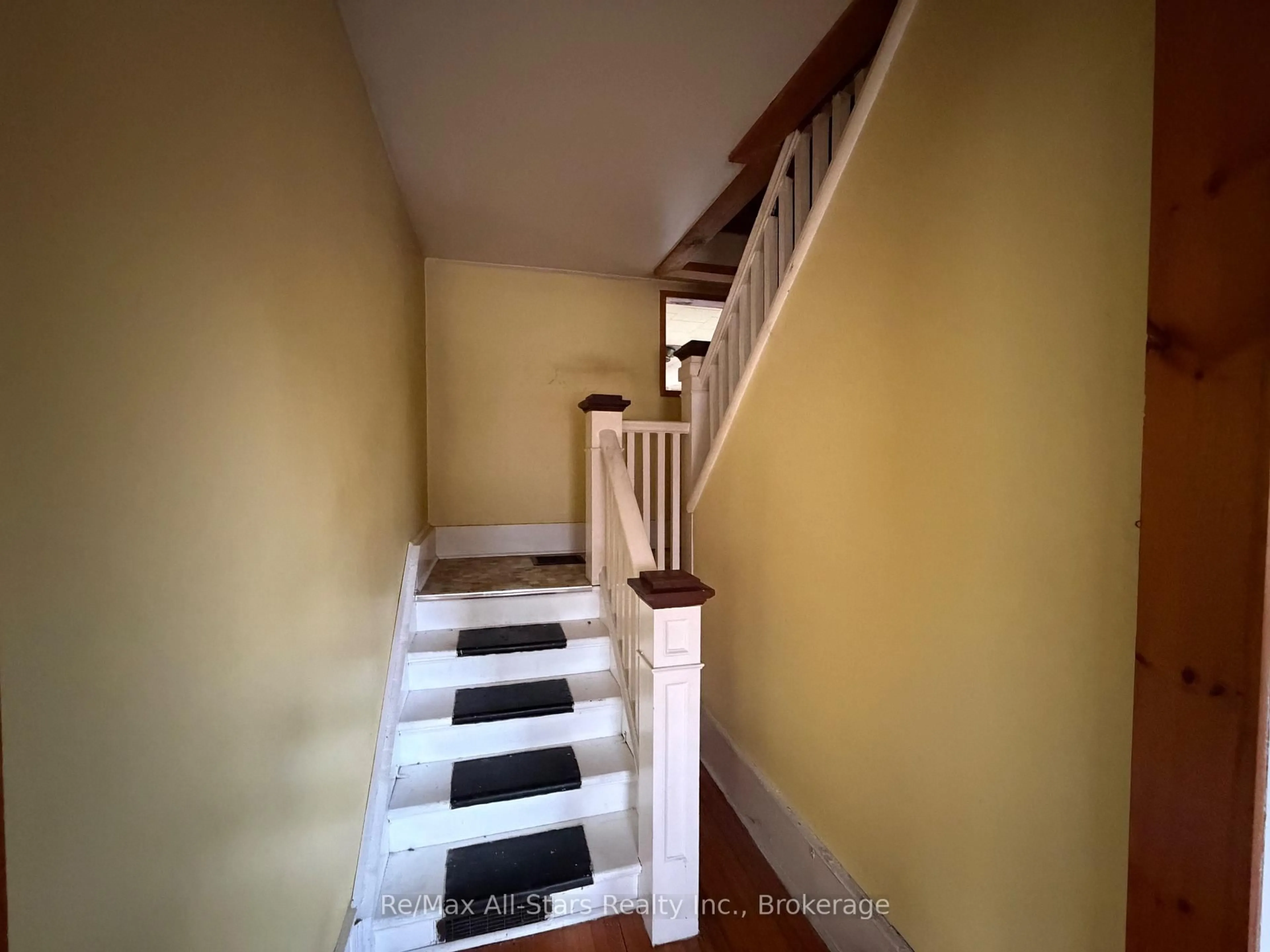 Stairs for 54 Munro St, Brock Ontario L0E 1E0