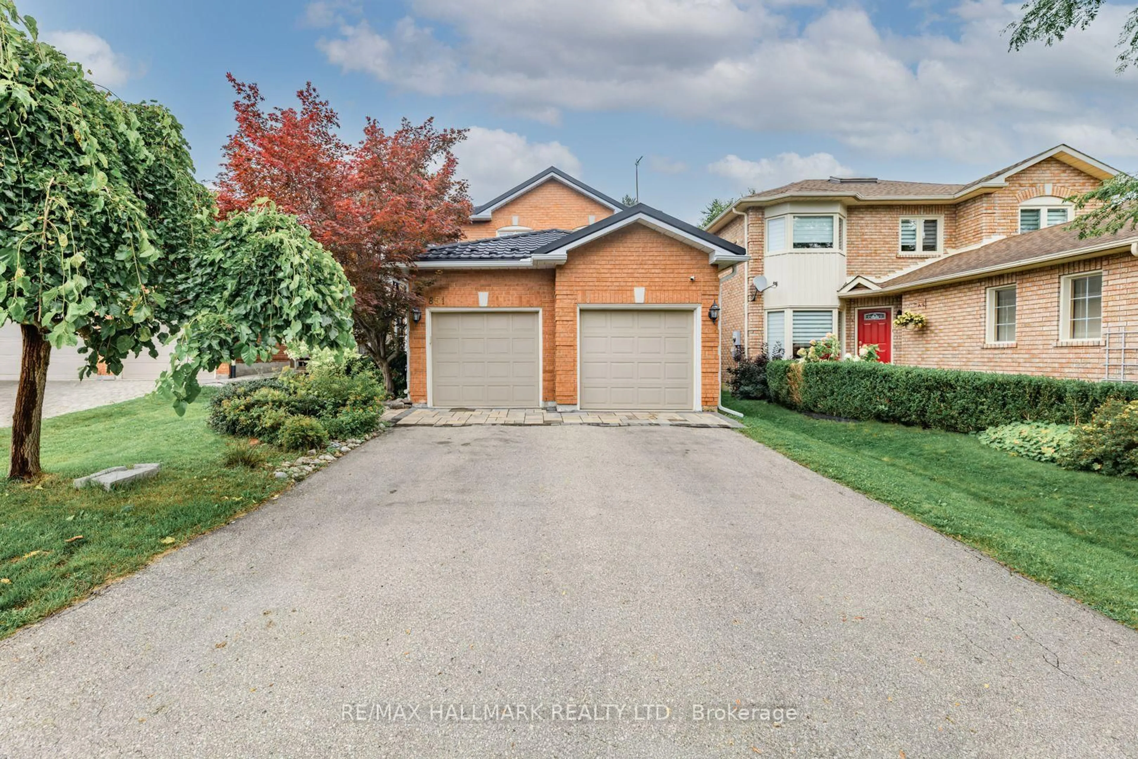A pic from outside/outdoor area/front of a property/back of a property/a pic from drone, street for 851 Hilton Blvd, Newmarket Ontario L3X 2H7