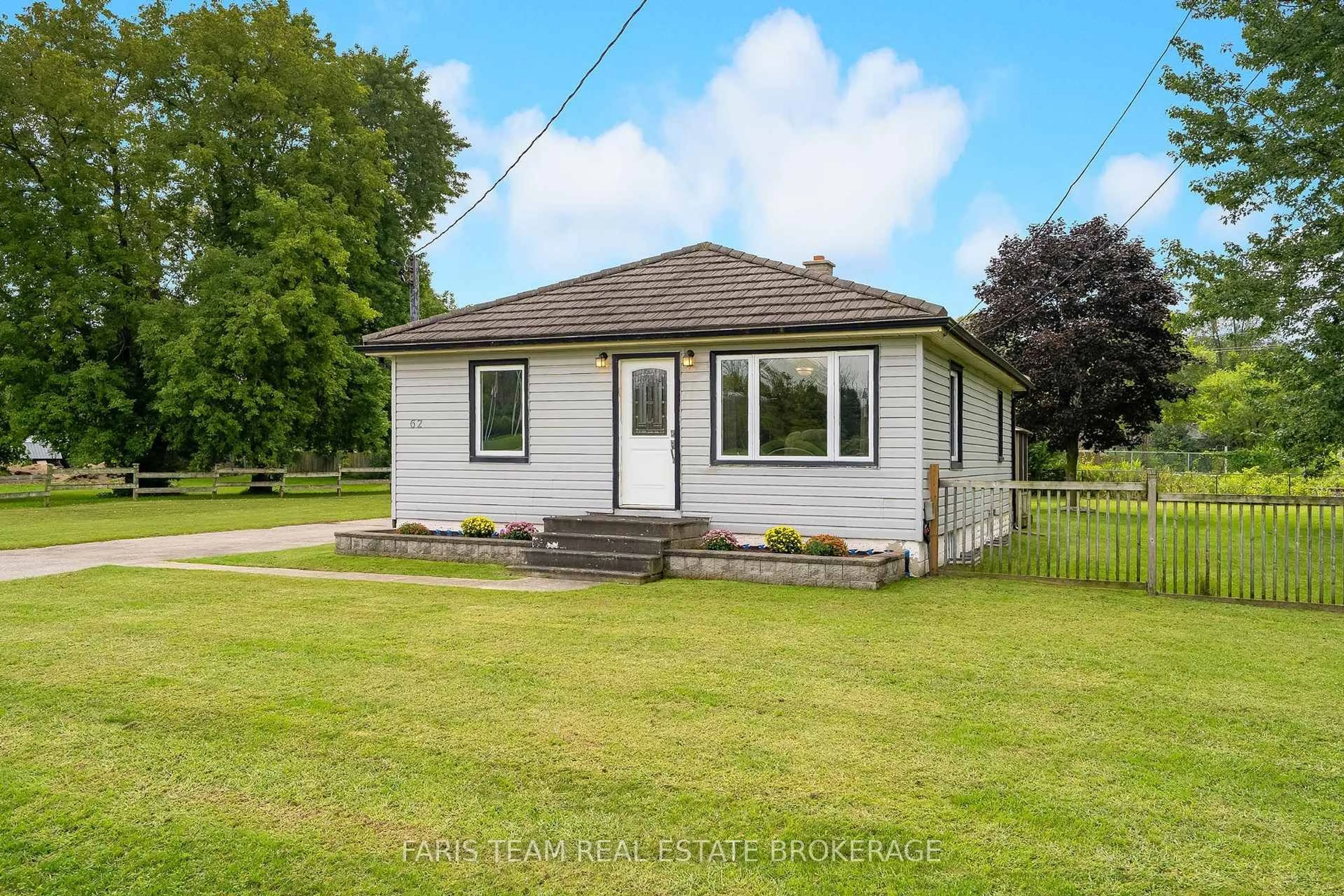 A pic from outside/outdoor area/front of a property/back of a property/a pic from drone, building for 62 Toll Rd, East Gwillimbury Ontario L9N 1G6