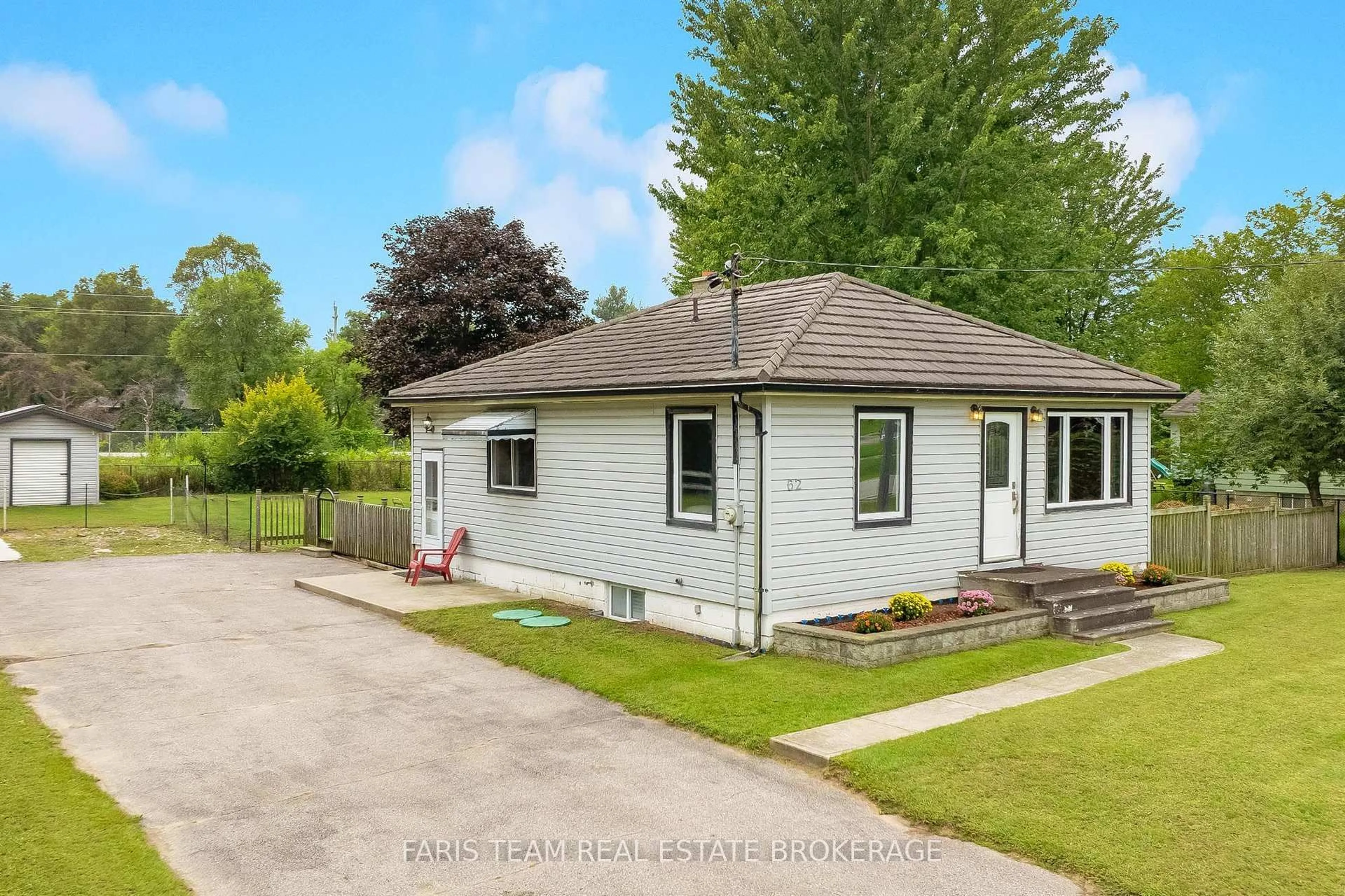A pic from outside/outdoor area/front of a property/back of a property/a pic from drone, street for 62 Toll Rd, East Gwillimbury Ontario L9N 1G6