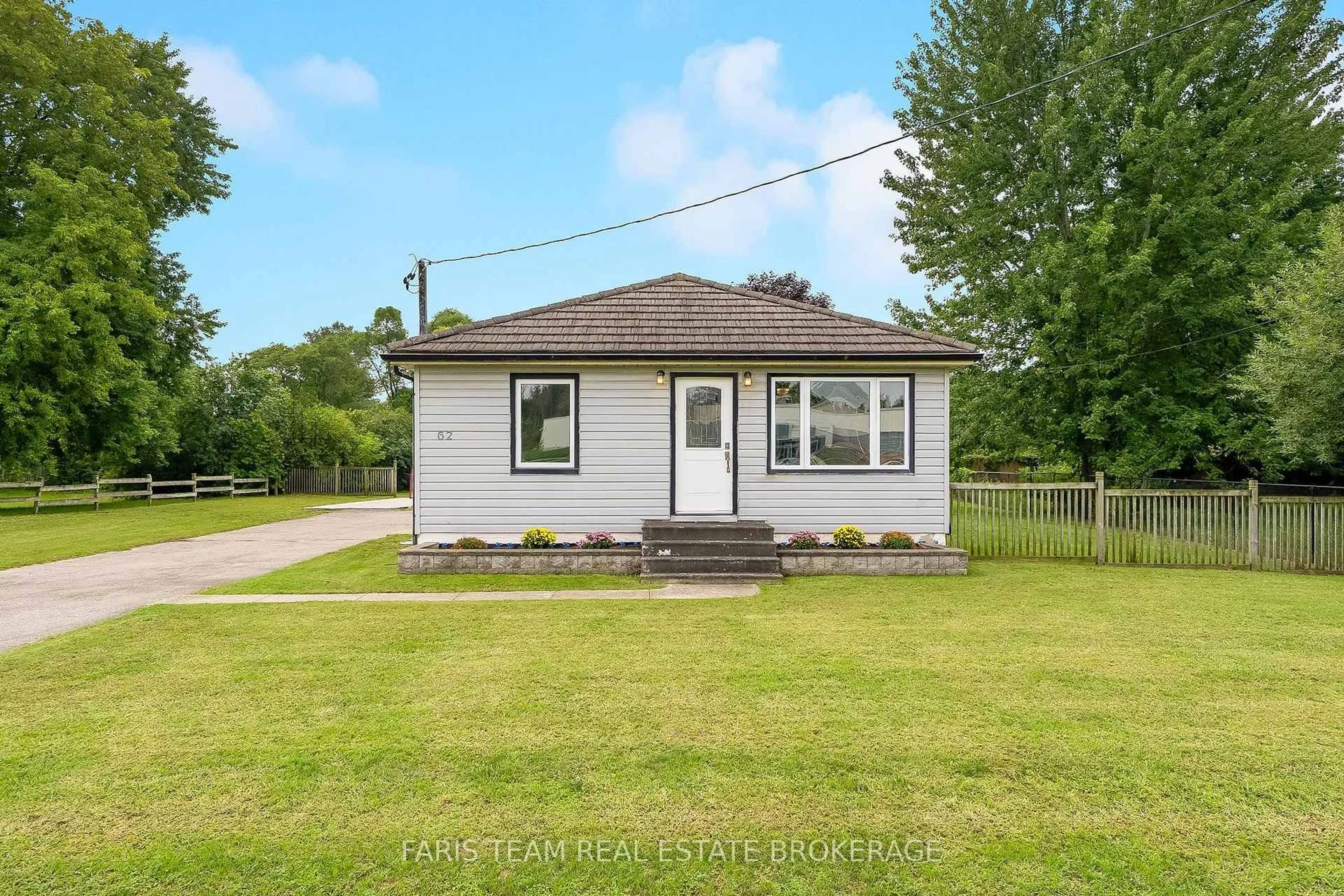 A pic from outside/outdoor area/front of a property/back of a property/a pic from drone, street for 62 Toll Rd, East Gwillimbury Ontario L9N 1G6