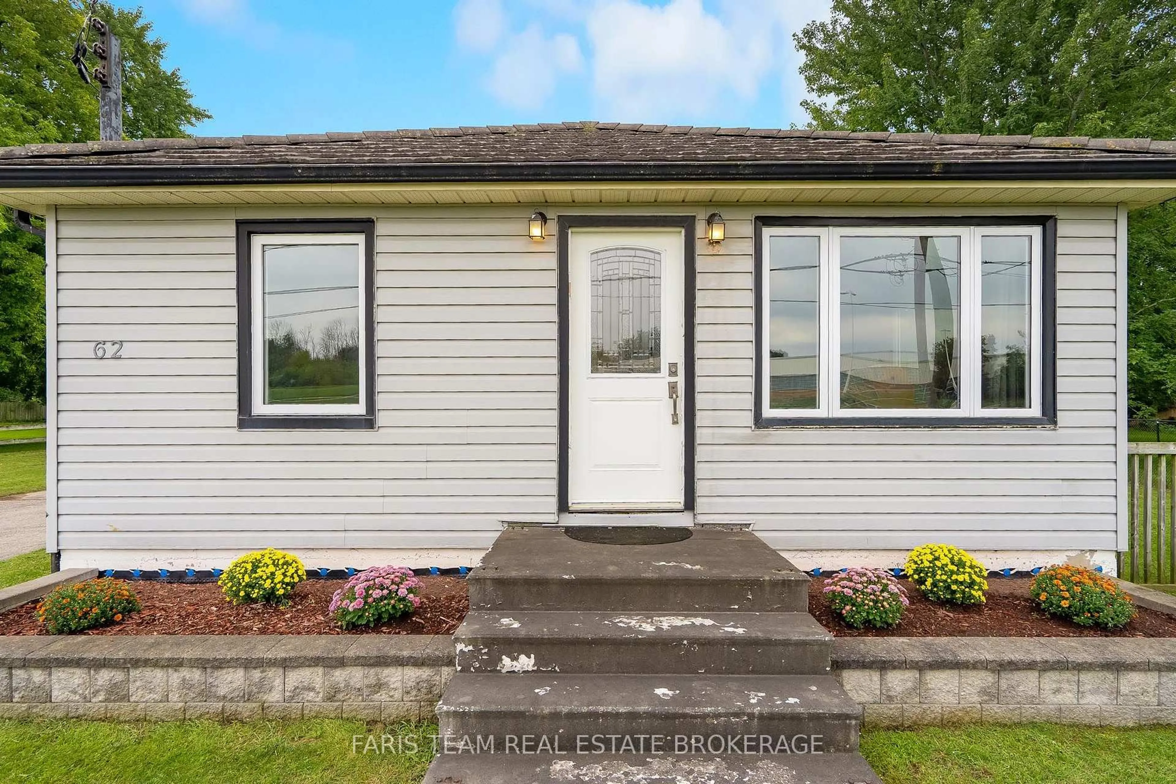 Home with vinyl exterior material, street for 62 Toll Rd, East Gwillimbury Ontario L9N 1G6