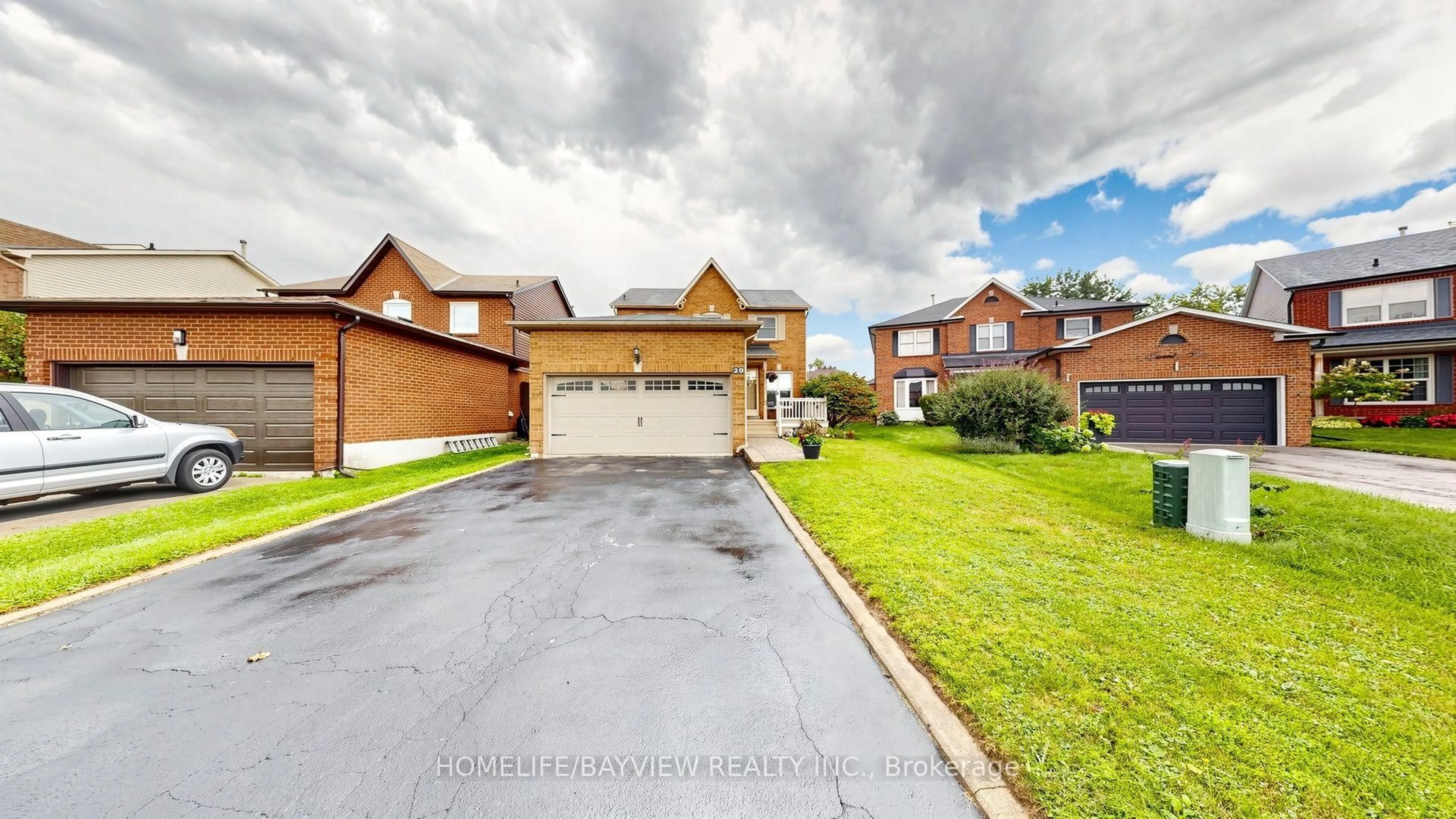 A pic from outside/outdoor area/front of a property/back of a property/a pic from drone, street for 20 Doon Cres, Georgina Ontario L4P 3P8