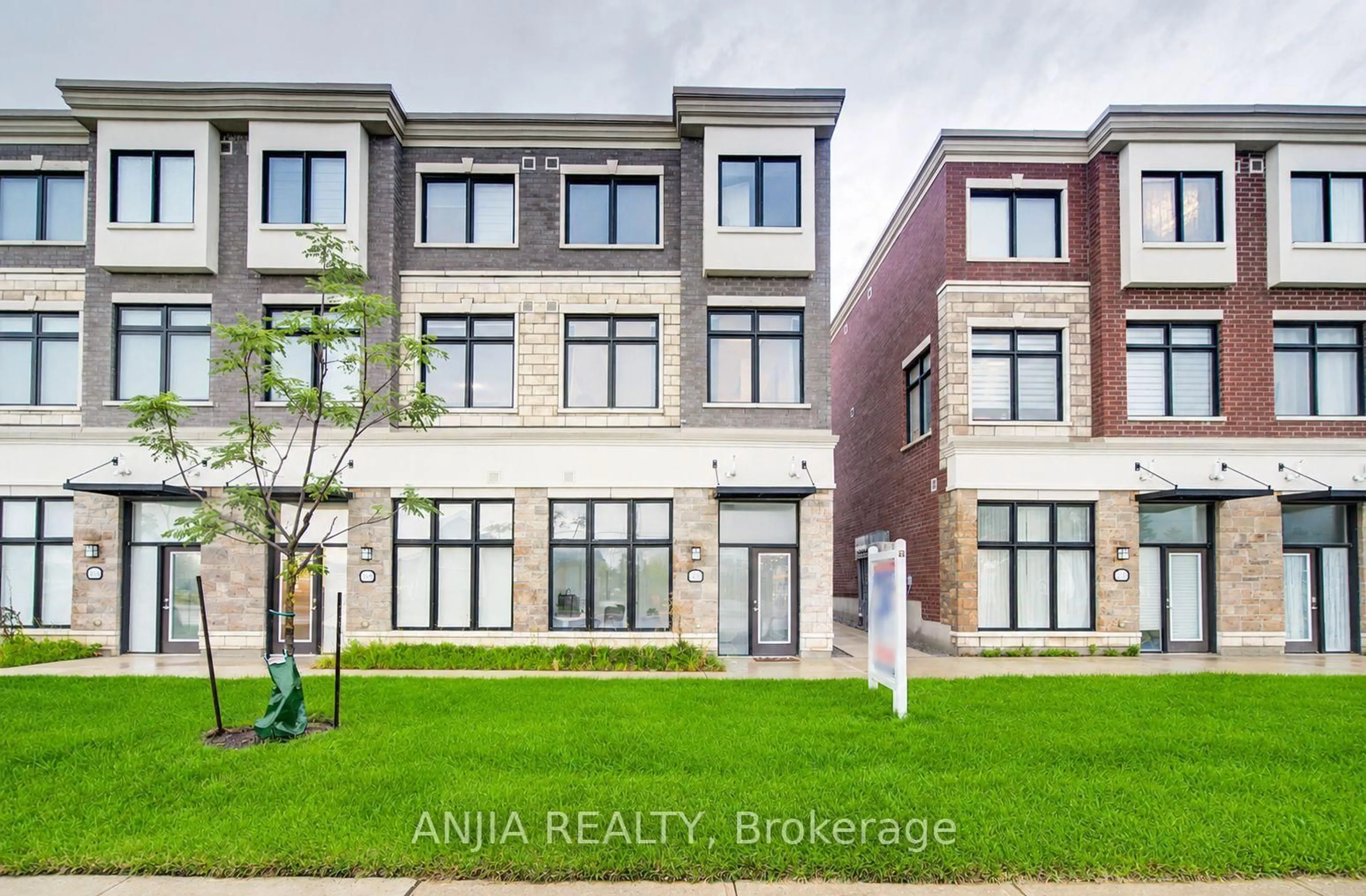 A pic from outside/outdoor area/front of a property/back of a property/a pic from drone, unknown for 5448 Main St, Whitchurch-Stouffville Ontario L4A 4W8