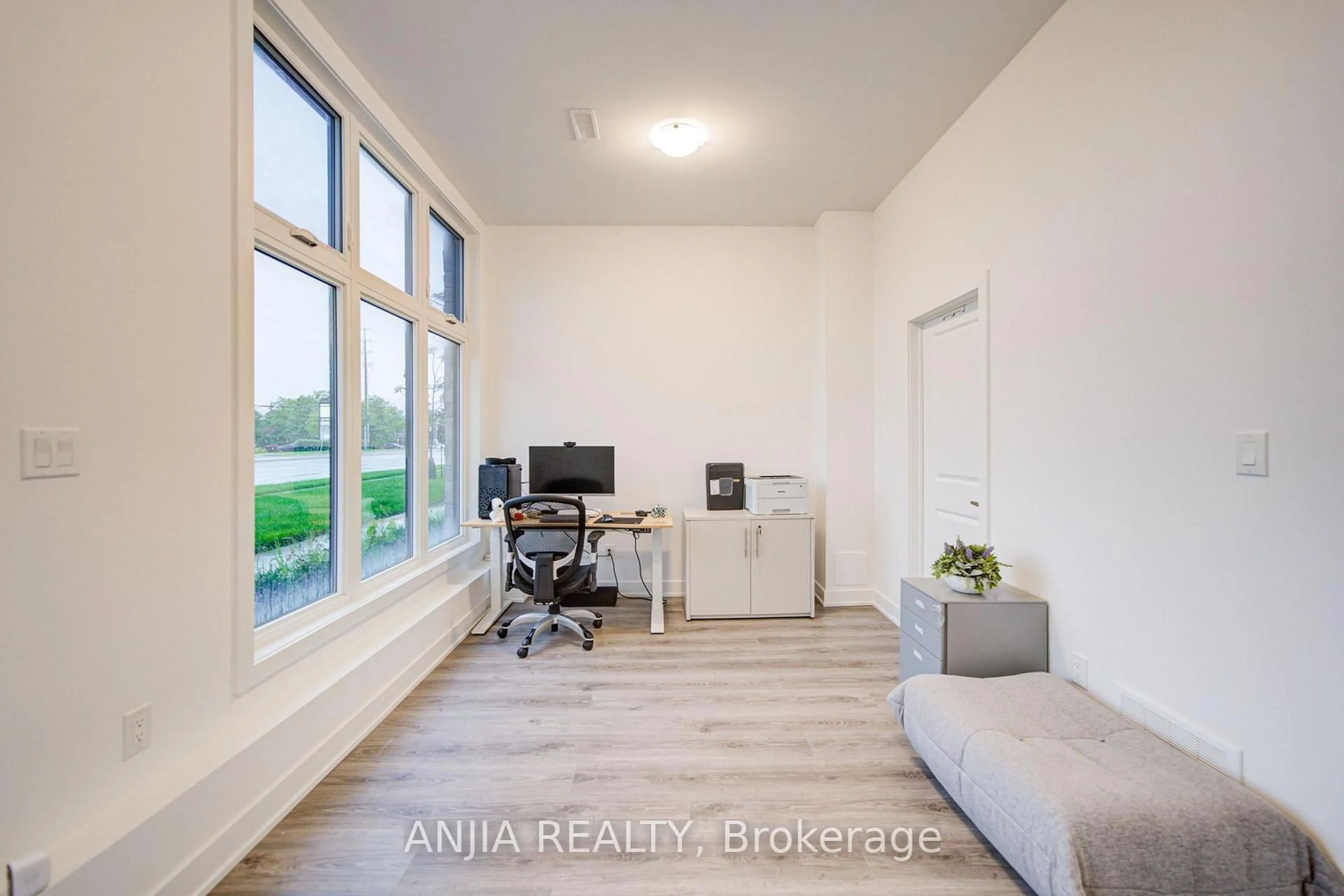 A pic of a room for 5448 Main St, Whitchurch-Stouffville Ontario L4A 4W8
