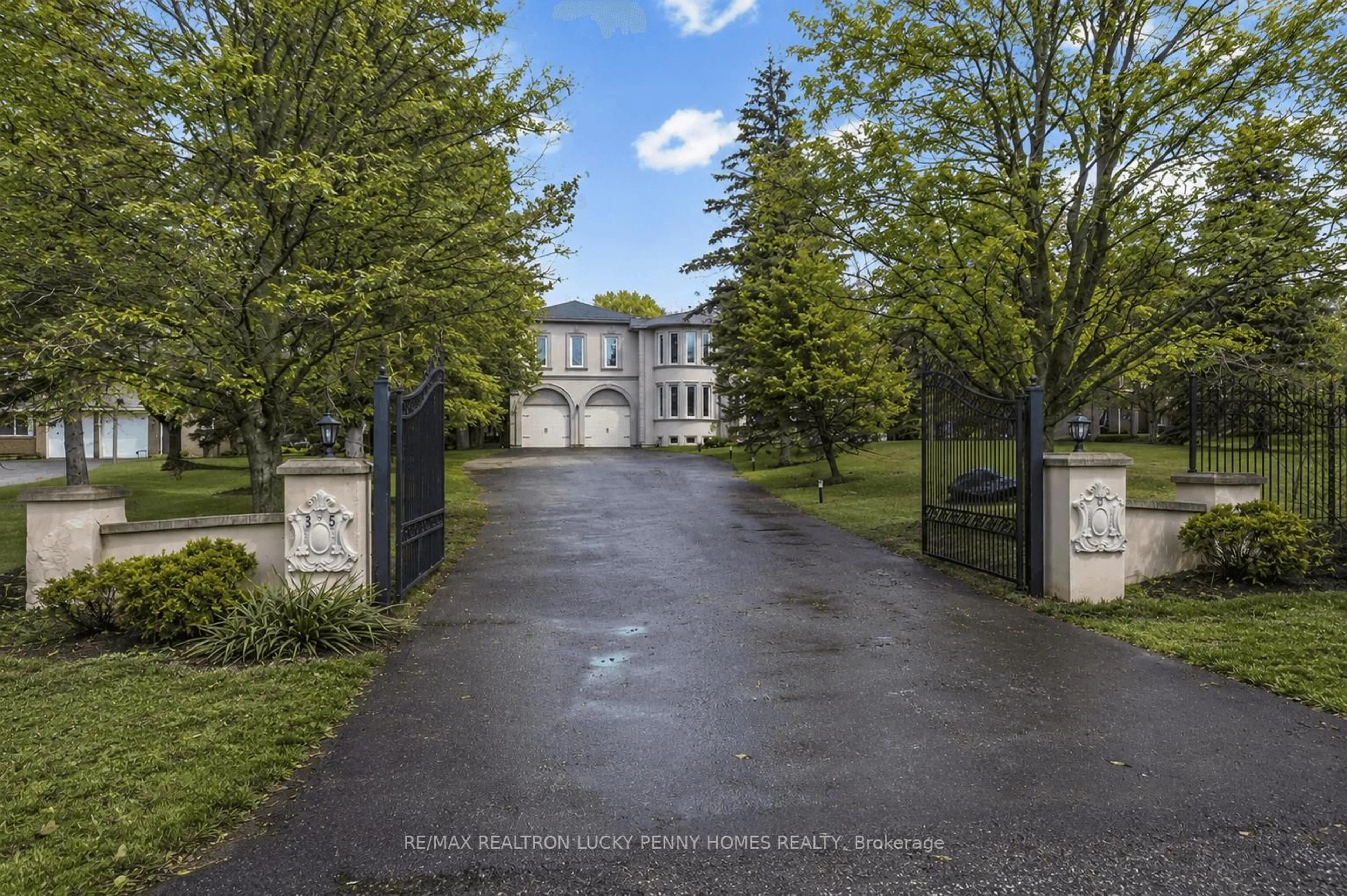 A pic from outside/outdoor area/front of a property/back of a property/a pic from drone, street for 35 Cachet Pkwy, Markham Ontario L6C 1C5