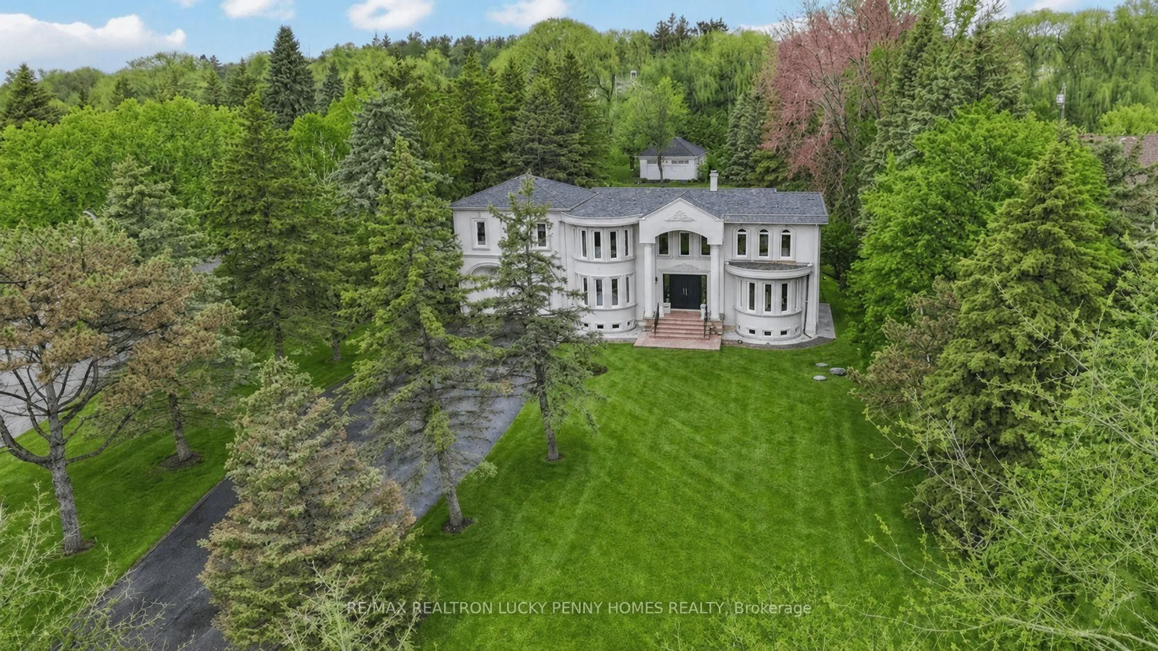 A pic from outside/outdoor area/front of a property/back of a property/a pic from drone, unknown for 35 Cachet Pkwy, Markham Ontario L6C 1C5